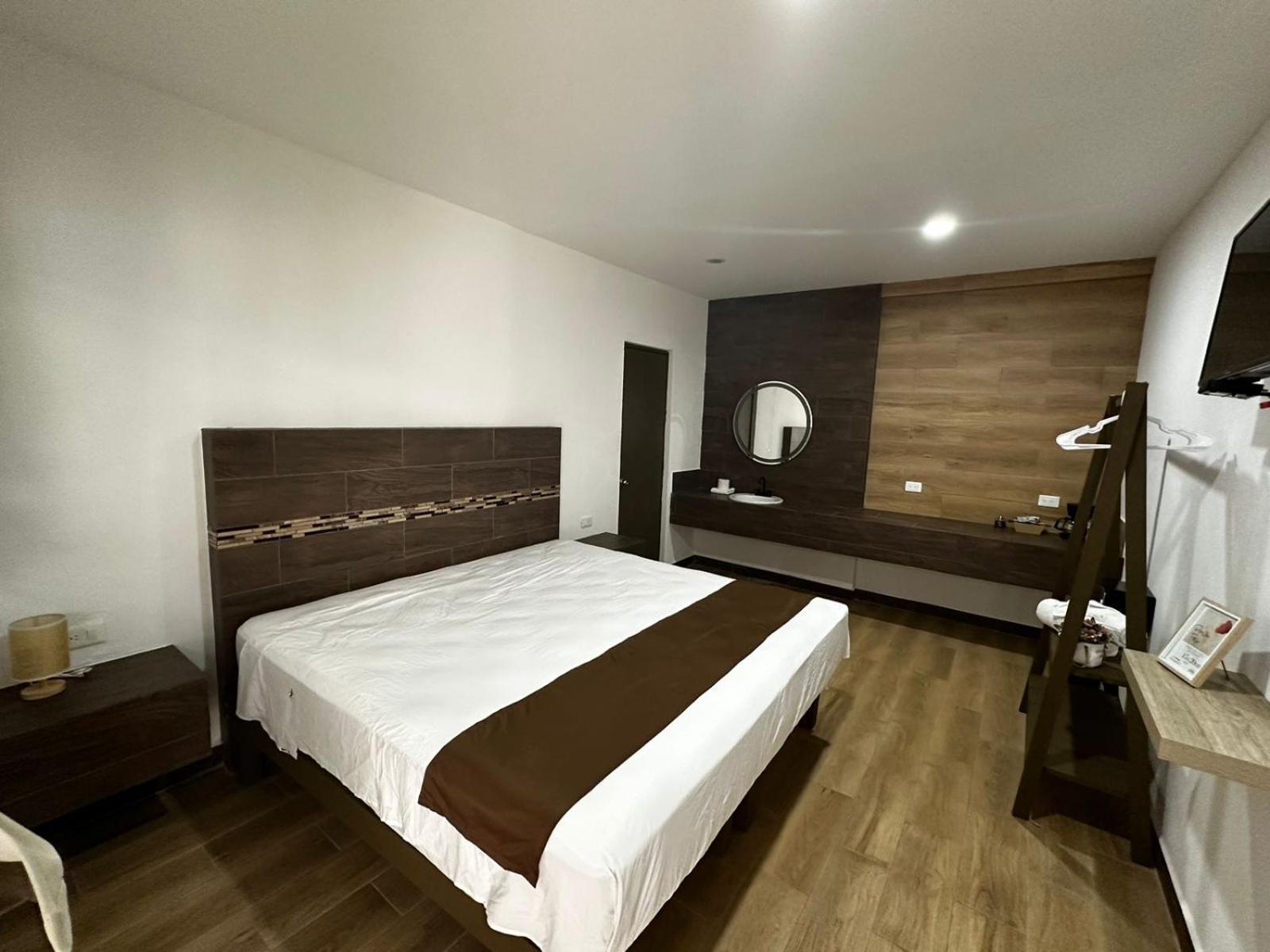 Habitación con cama extragrande.