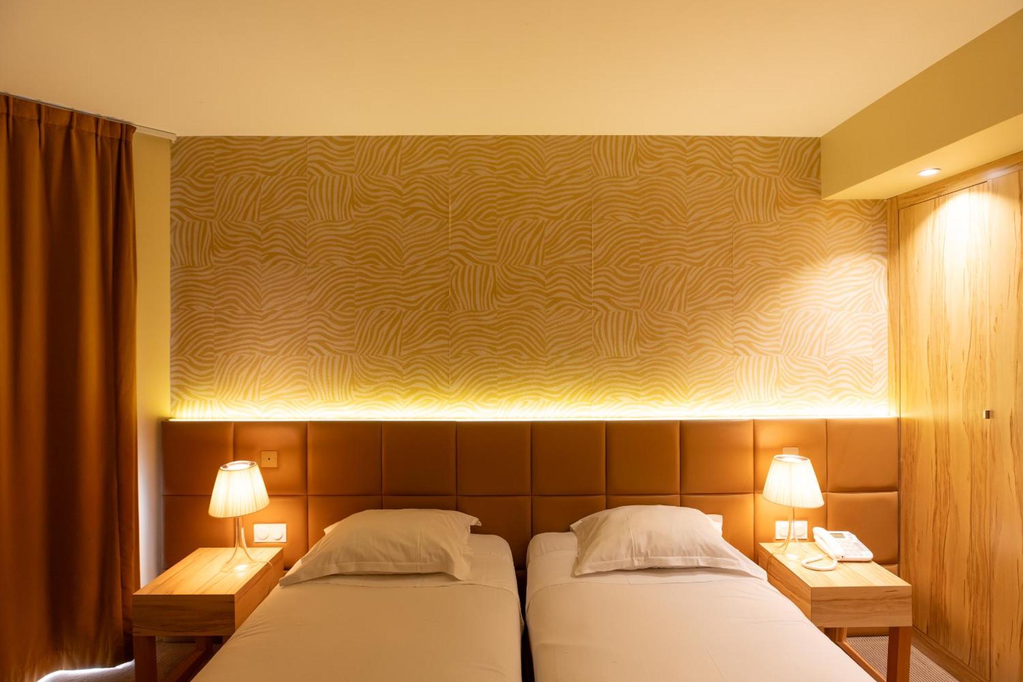 Comfort King Room with One King and Two Single Beds - Private Patio