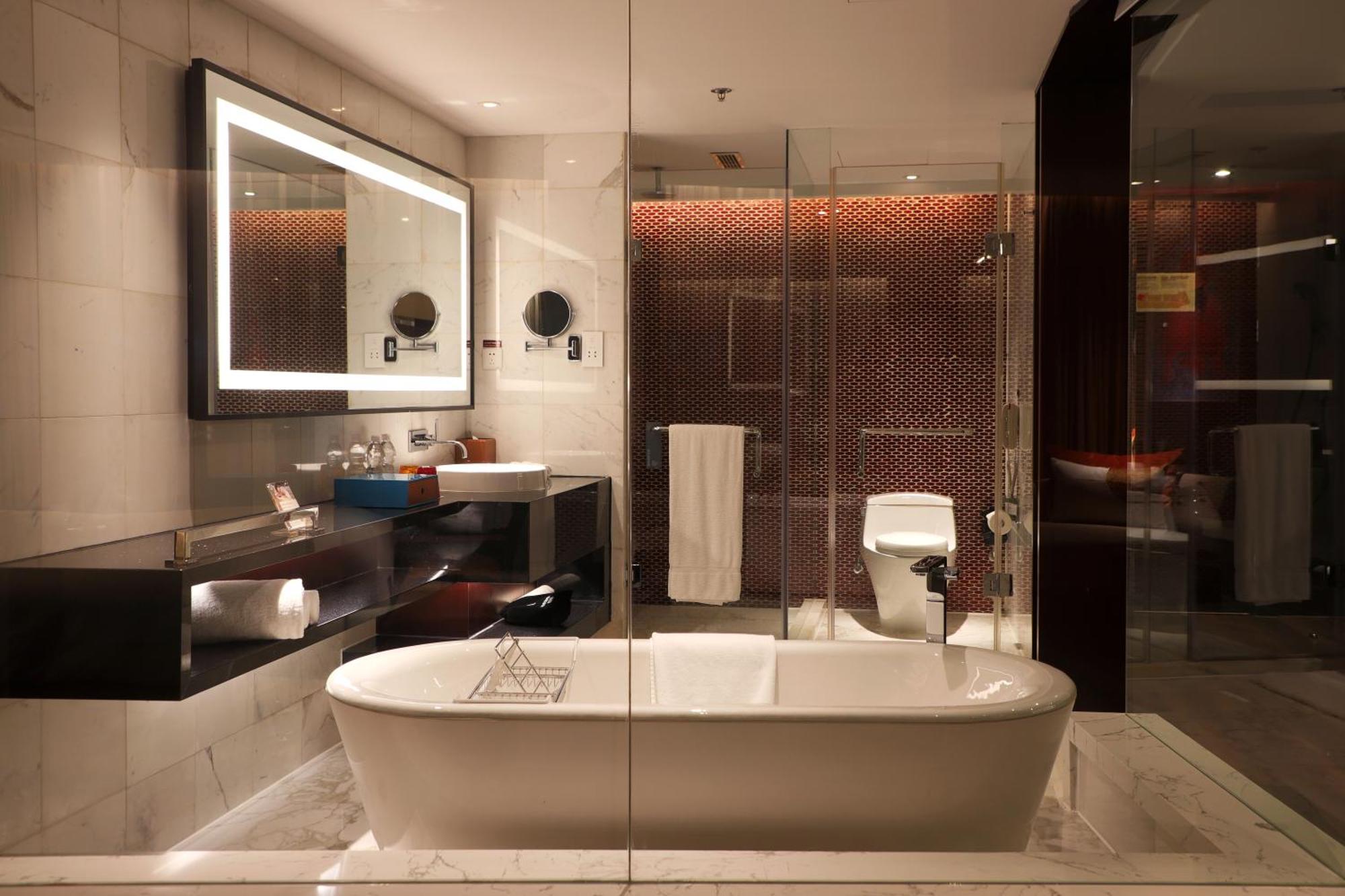 1 King Bed Club Lounge Access Guest Room include Happy Hour Alcohol Drinks & Light Buffet Food & Beverage,1643149535:JPEG