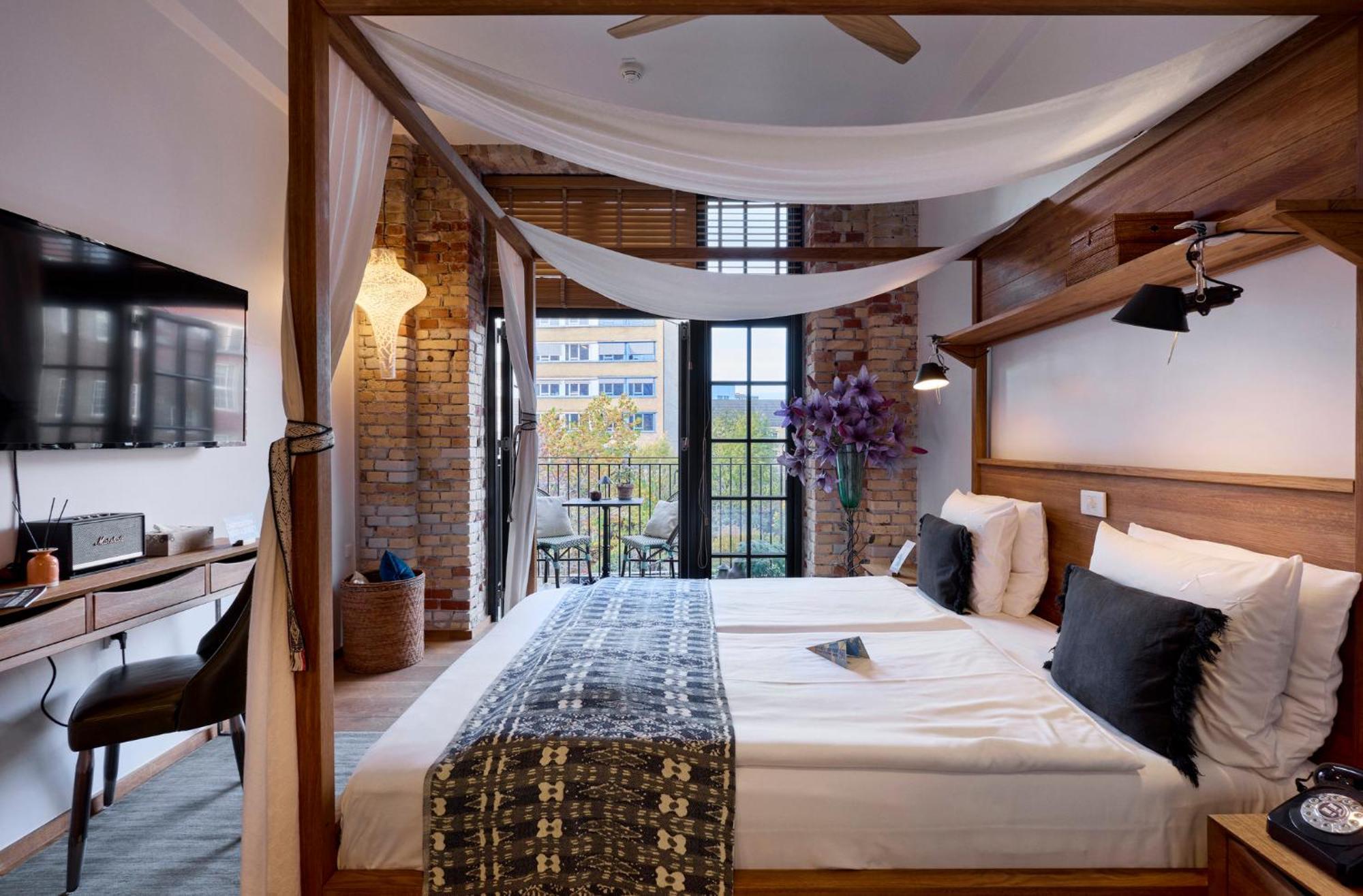 Double Room with Balcony,1627245320:JPEG