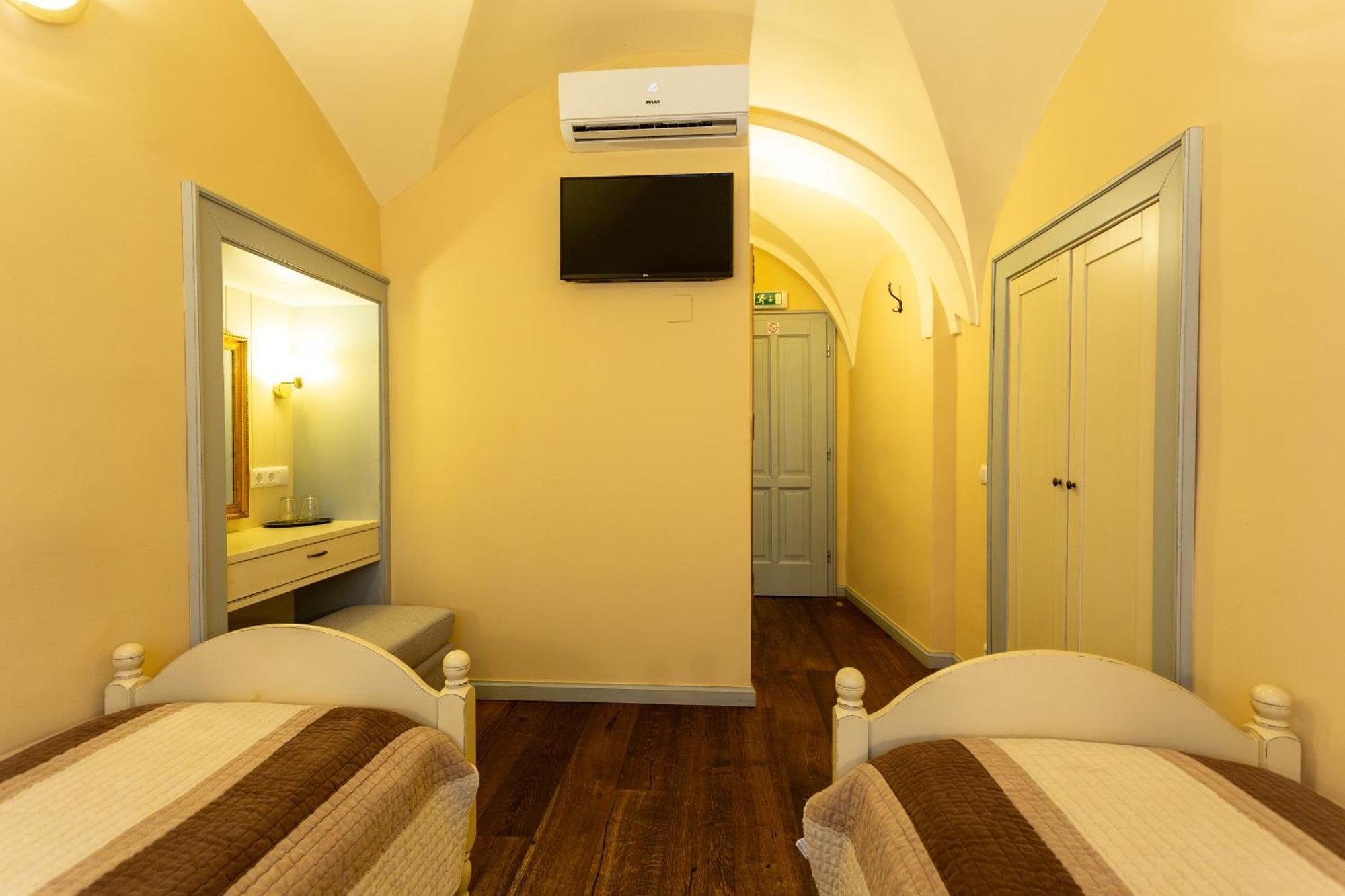 Zweibettzimmer mit Stadtblick