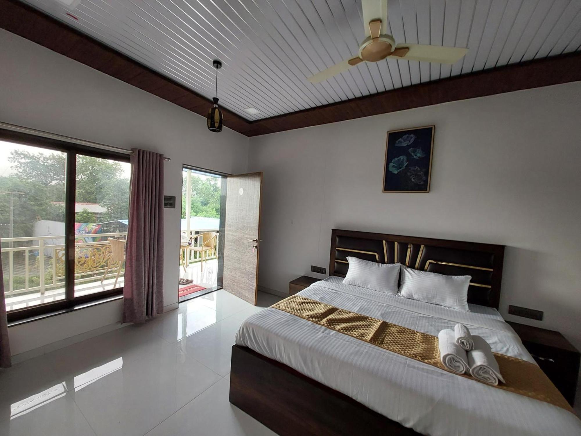 Deluxe Room (2 Adults + 1 Child)