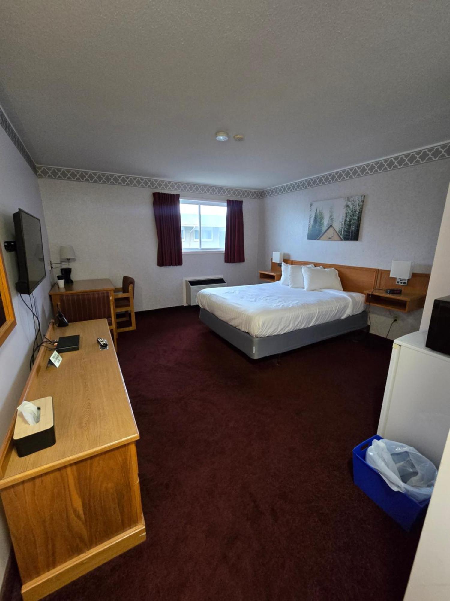 Queen Room - Hallway Pool Access/Non-Smoking