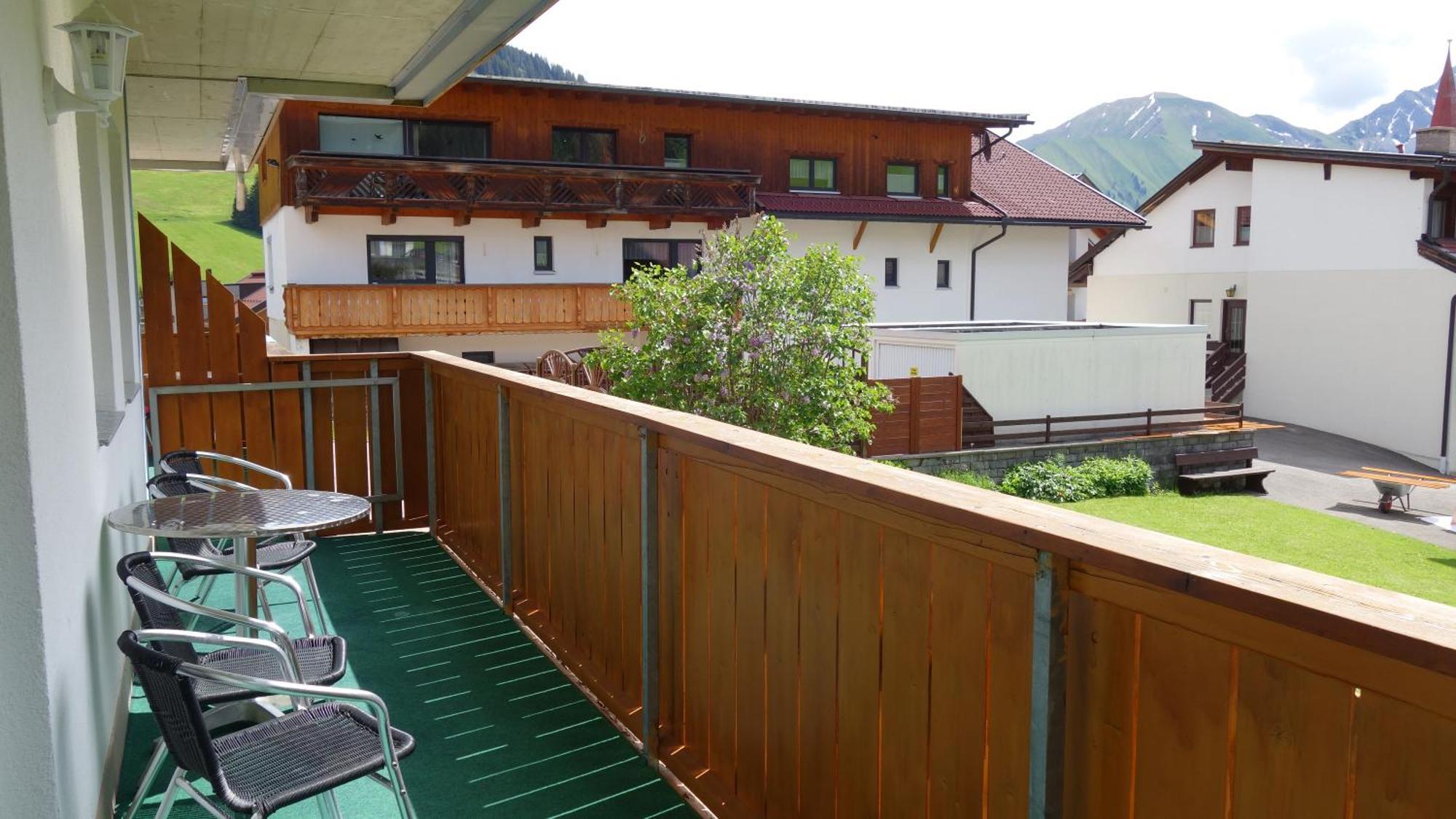 Appartement met 1 slaapkamer, balkon en uitzicht op de bergen.