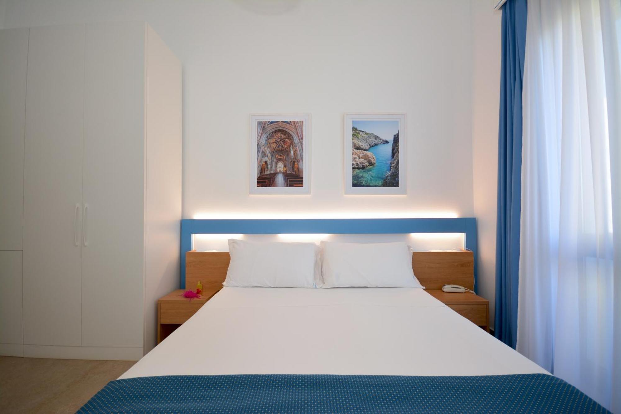 Doppelzimmer mit Balkon und seitlichem Meerblick