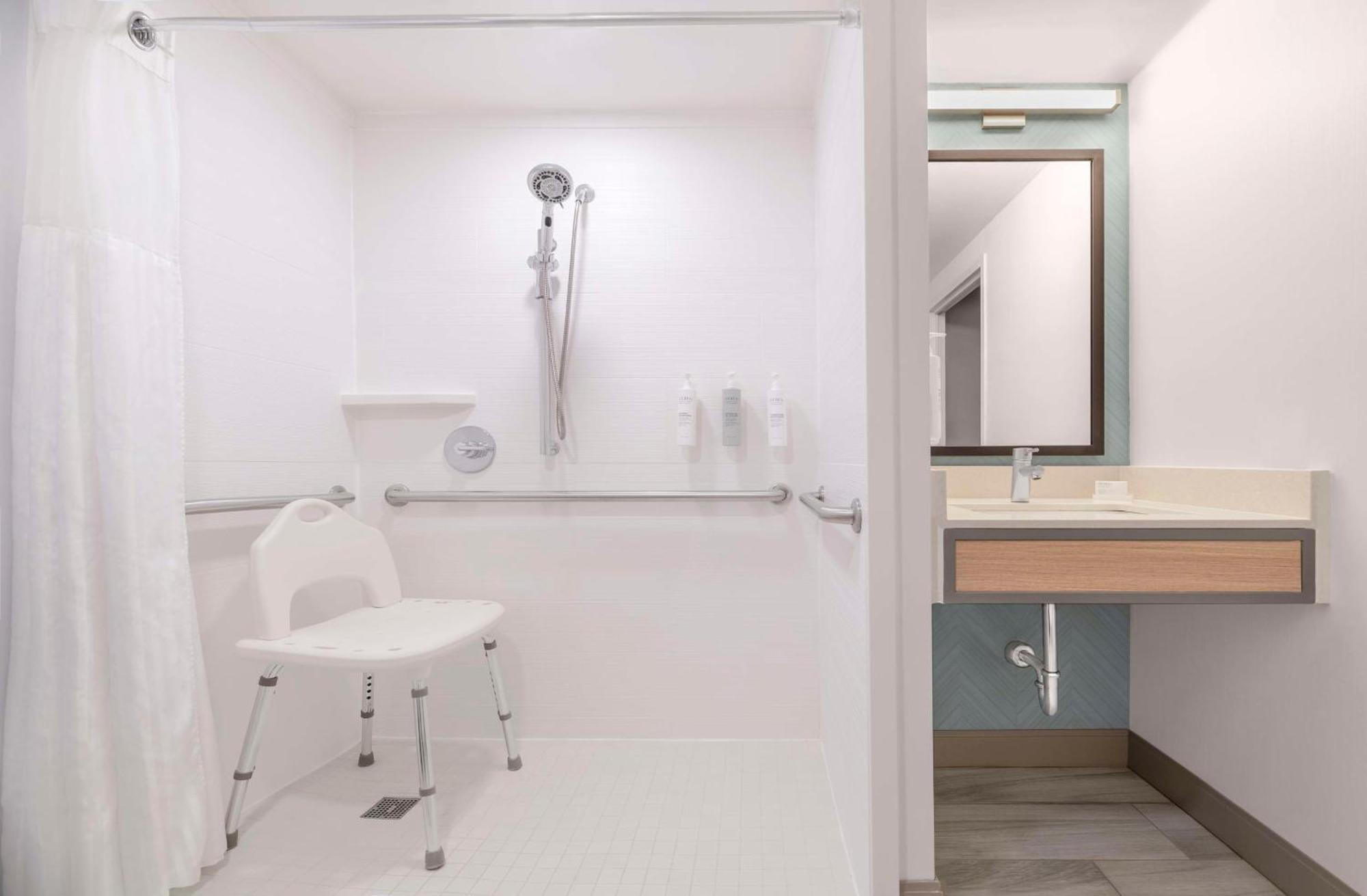 King Room with Roll-In Shower - Mobility Access