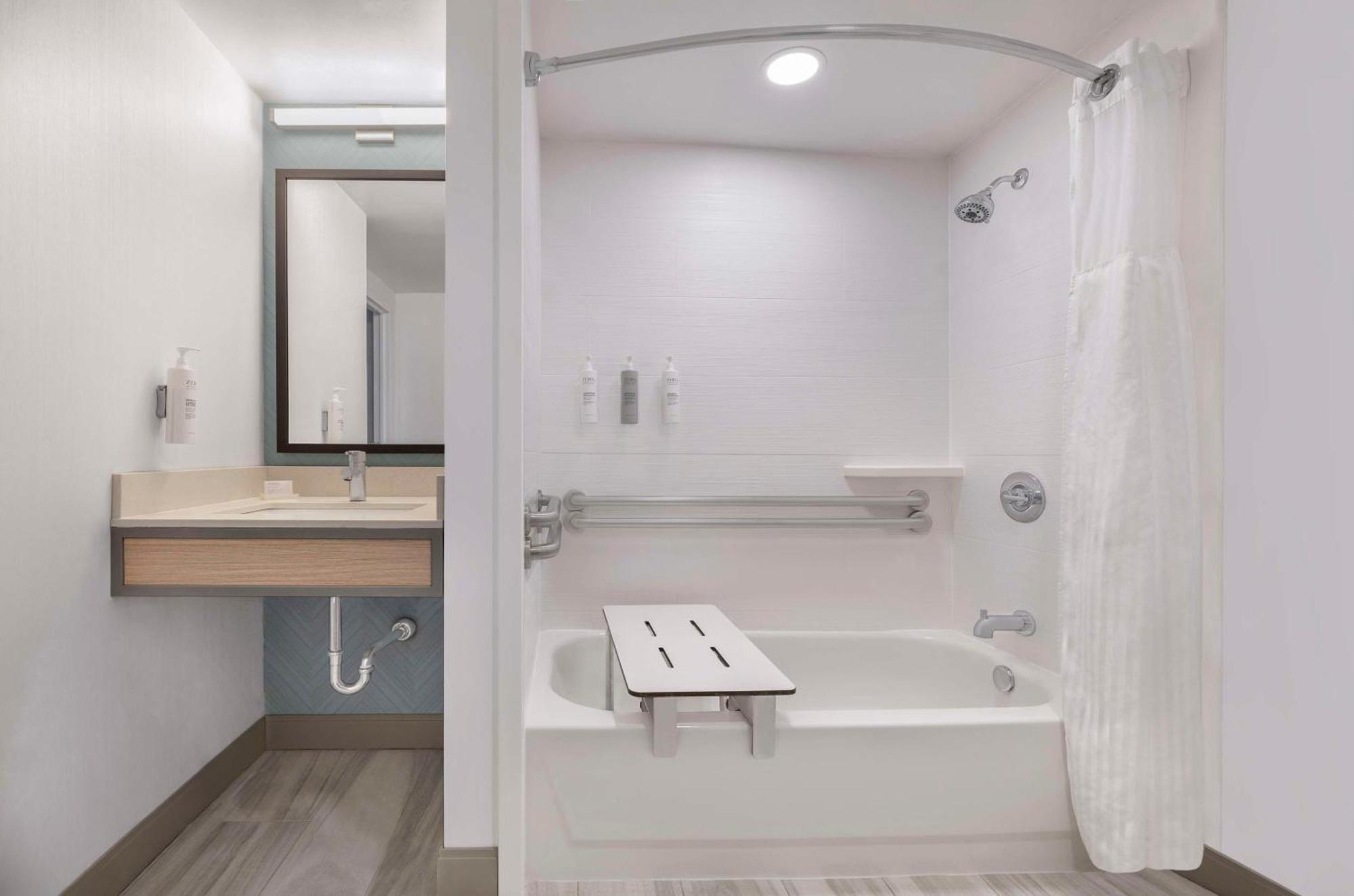 King Room with Accessible Tub - Mobility Access