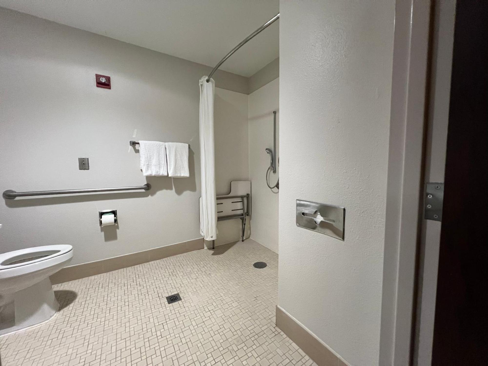 King Room with Tub - Disability Access/Non Smoking/Ground floor/Interior Hall