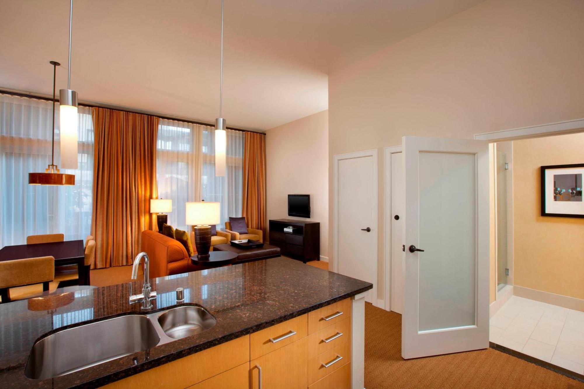 Suite Premium con cama extragrande y sofá cama