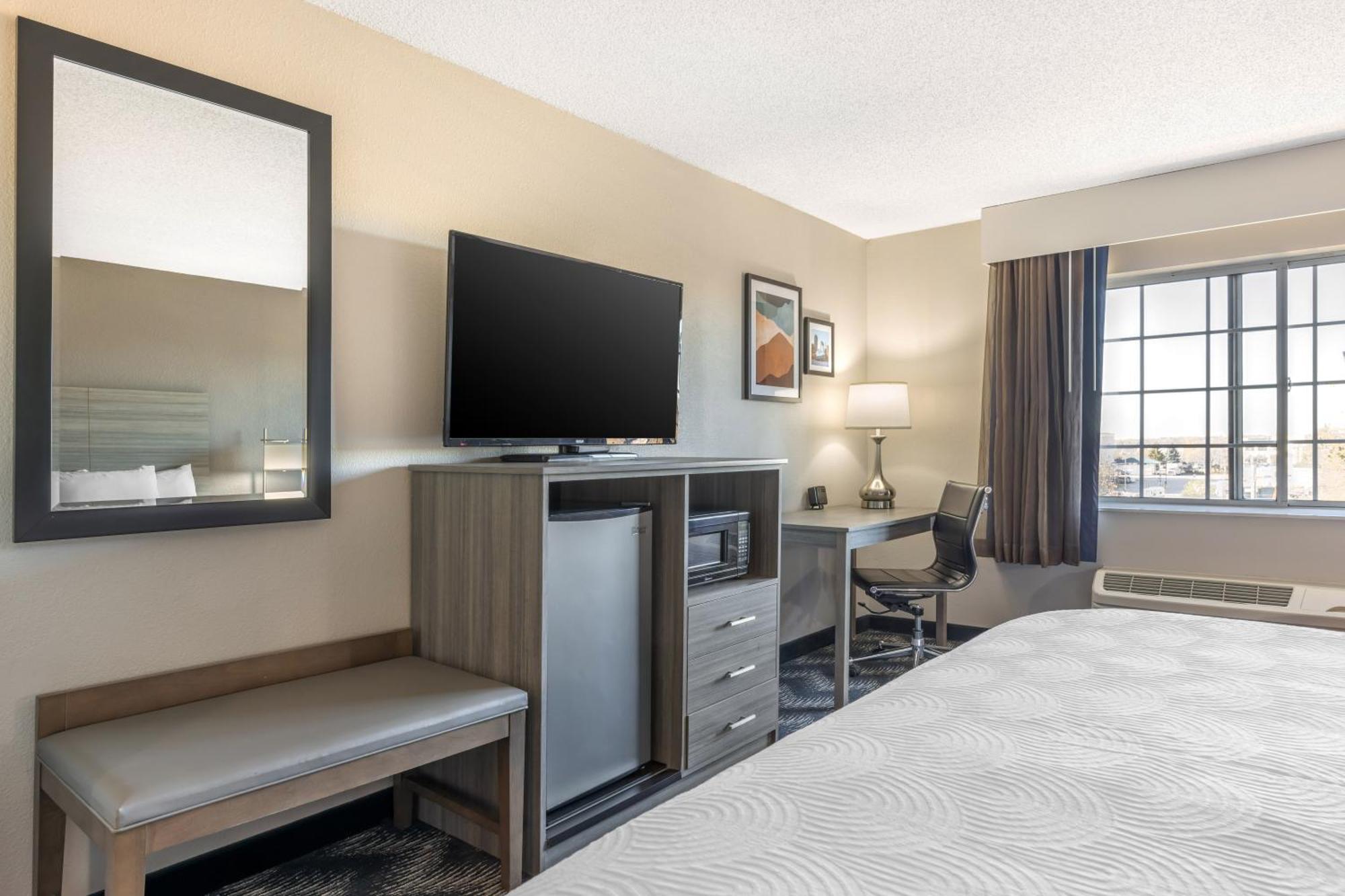 1 King Bed, Nonsmoking, Accessible, Interior Hall