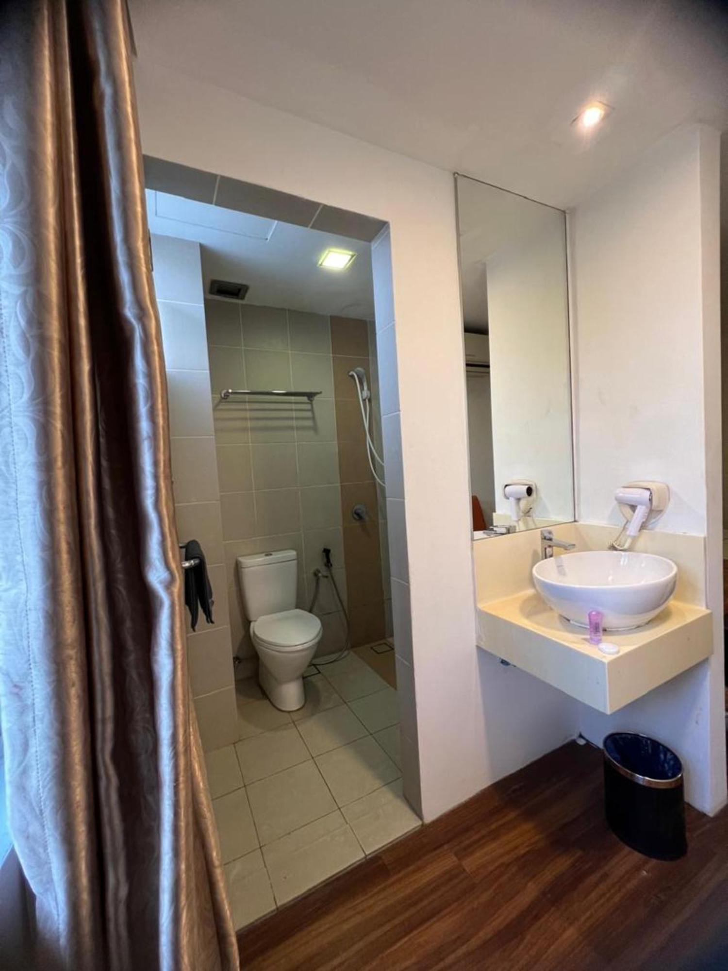 Deluxe Queen Room - With Window