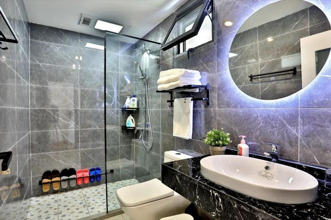 King Room Roll Shower Disability Access