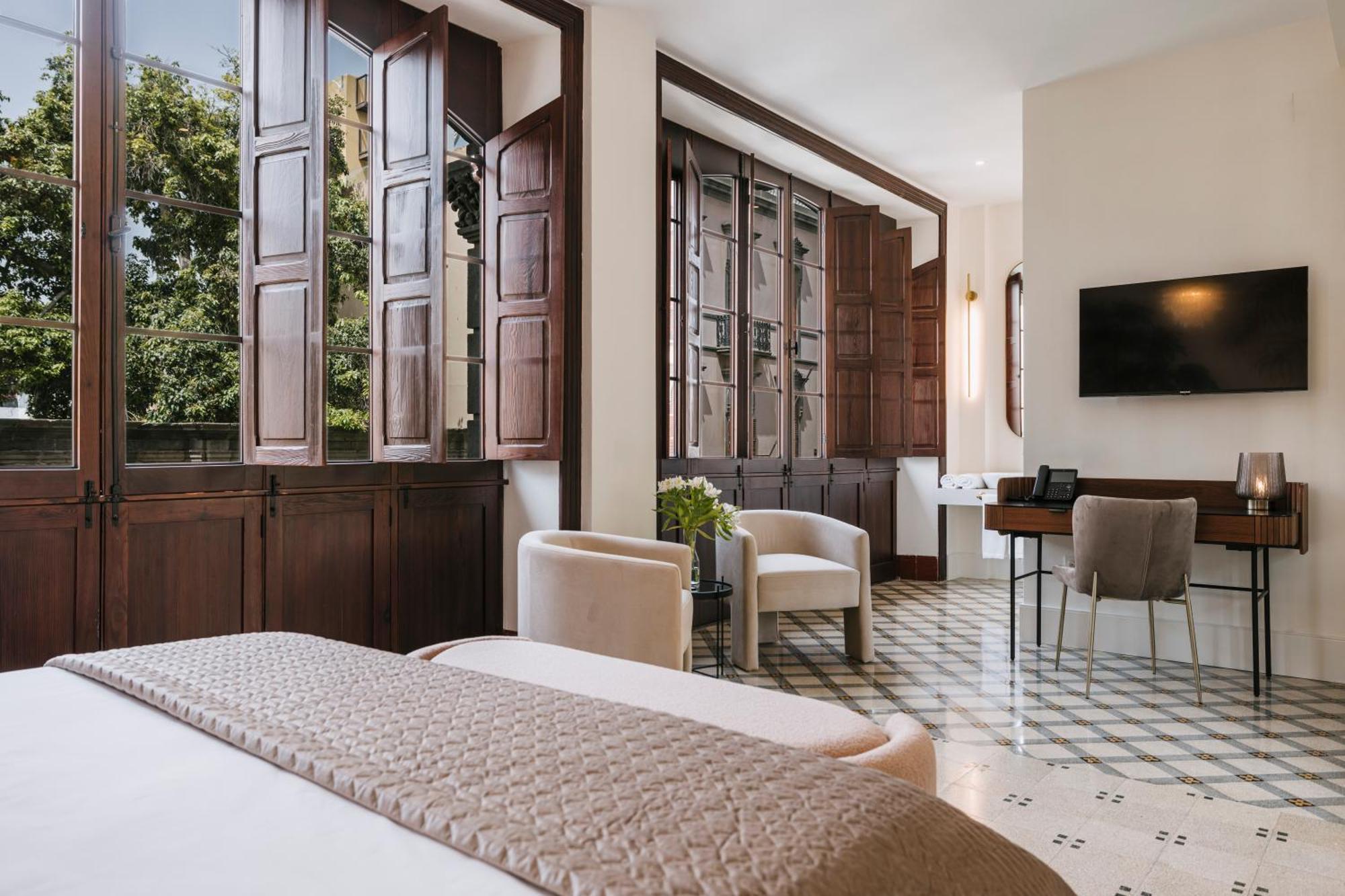 Spacious Double Room Street View