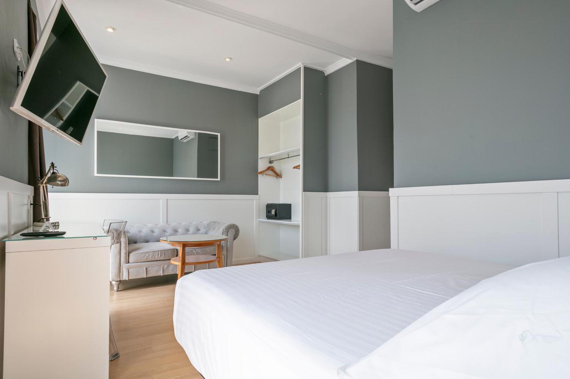Chambre Double Supérieure - Vue sur Place