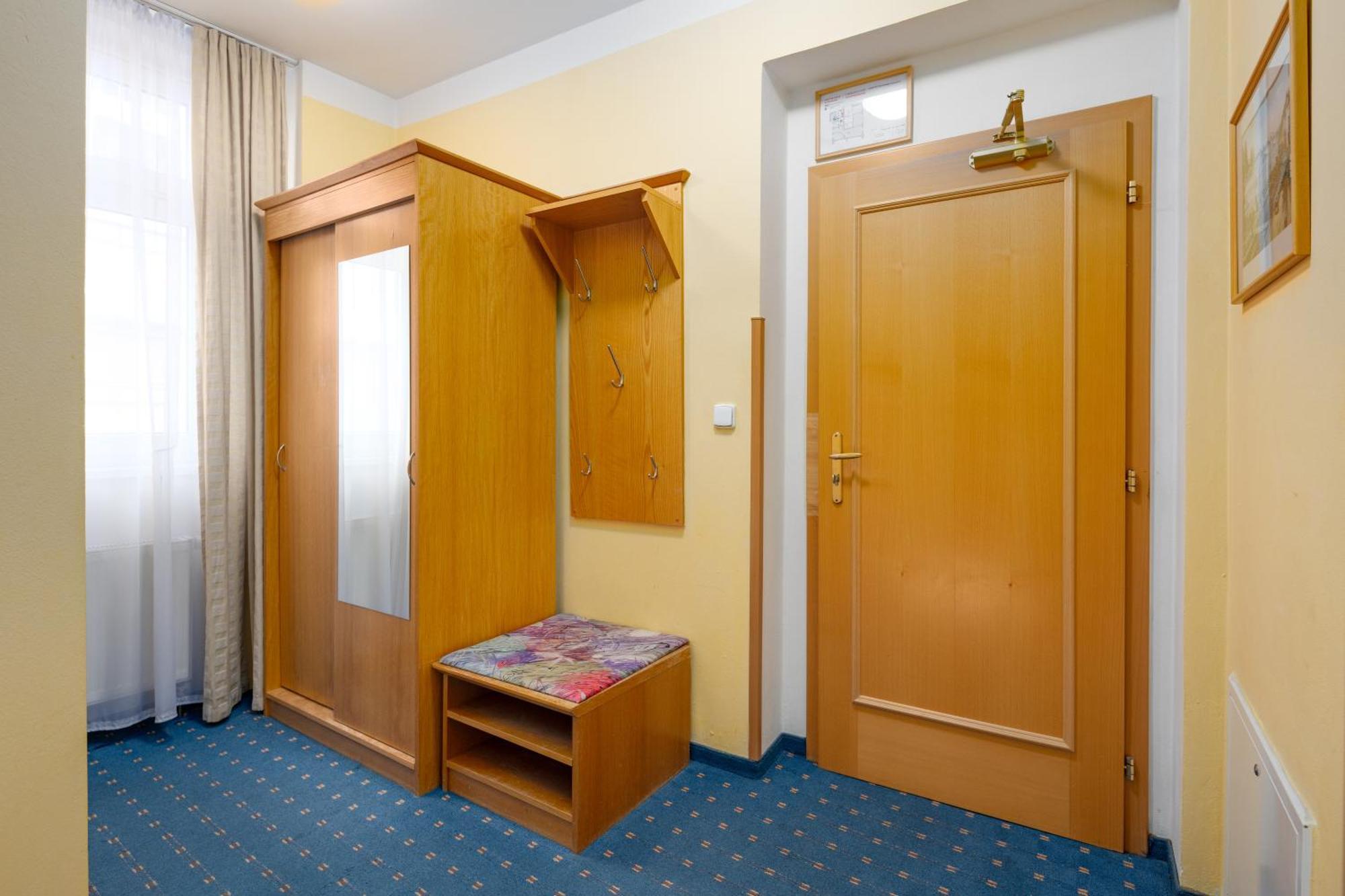 Dreibettzimmer mit Stadtblick