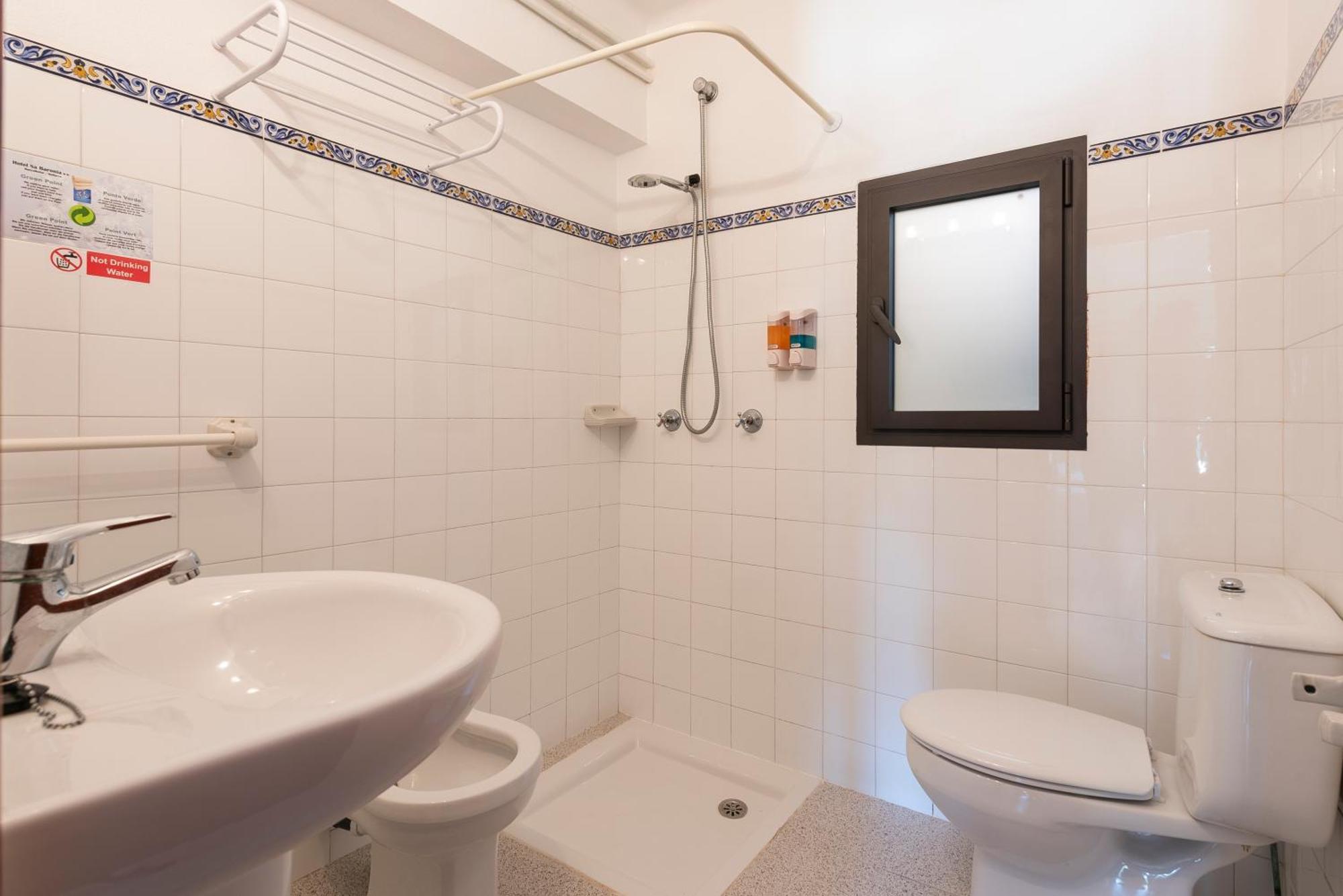 Doppelzimmer mit einem Balkon und seitlichem Meerblick