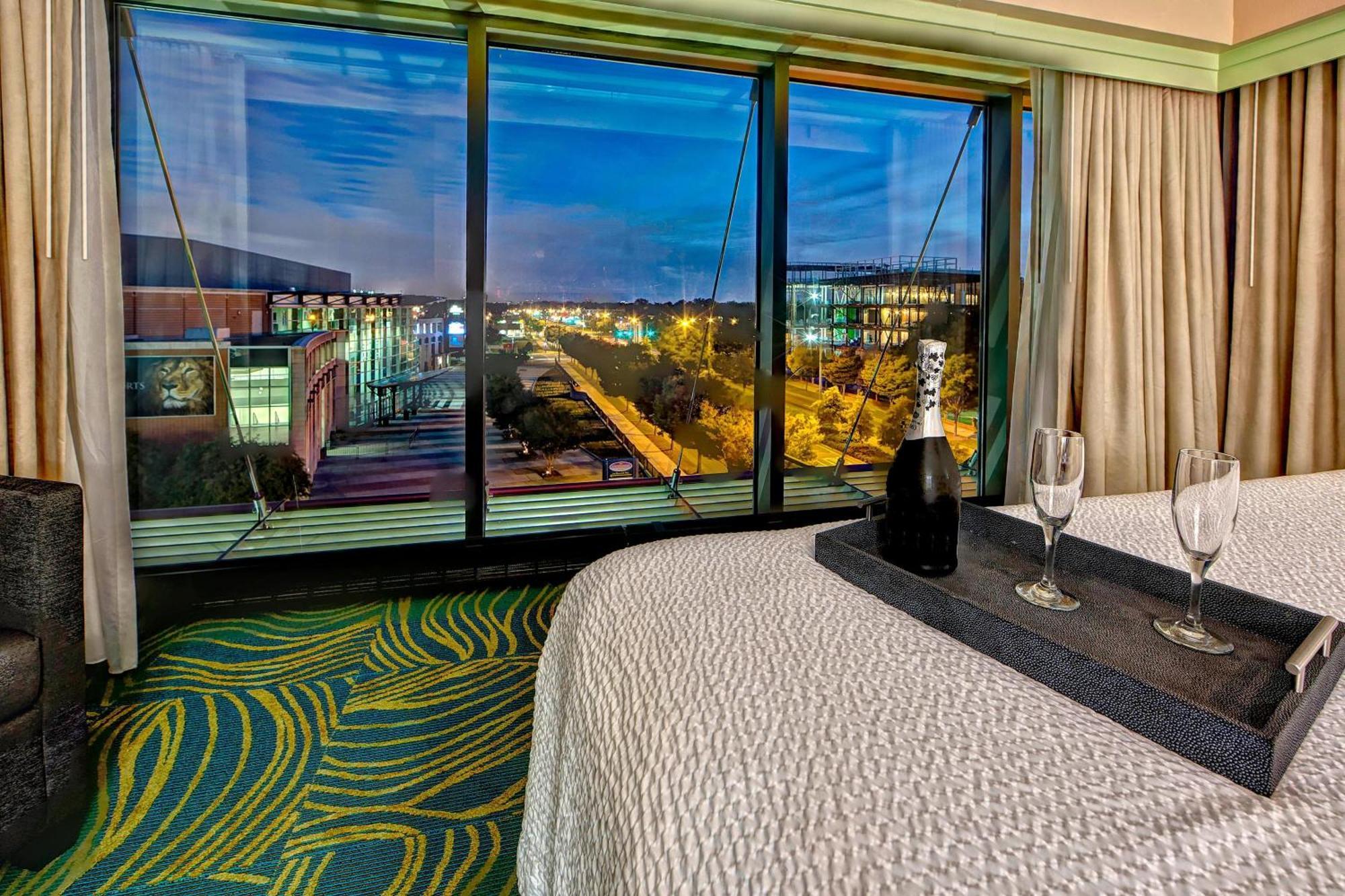 One-Bedroom King Suite with Campus View, Specialty Bathtub and Sofa Bed