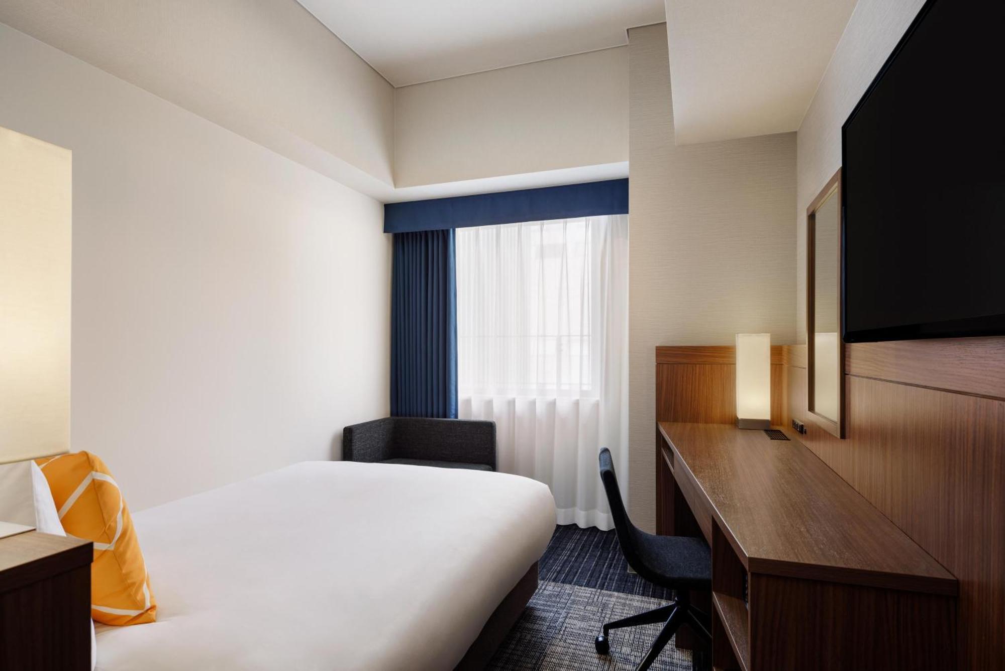 Small Double Room with One Twin Bed - Non-Smoking