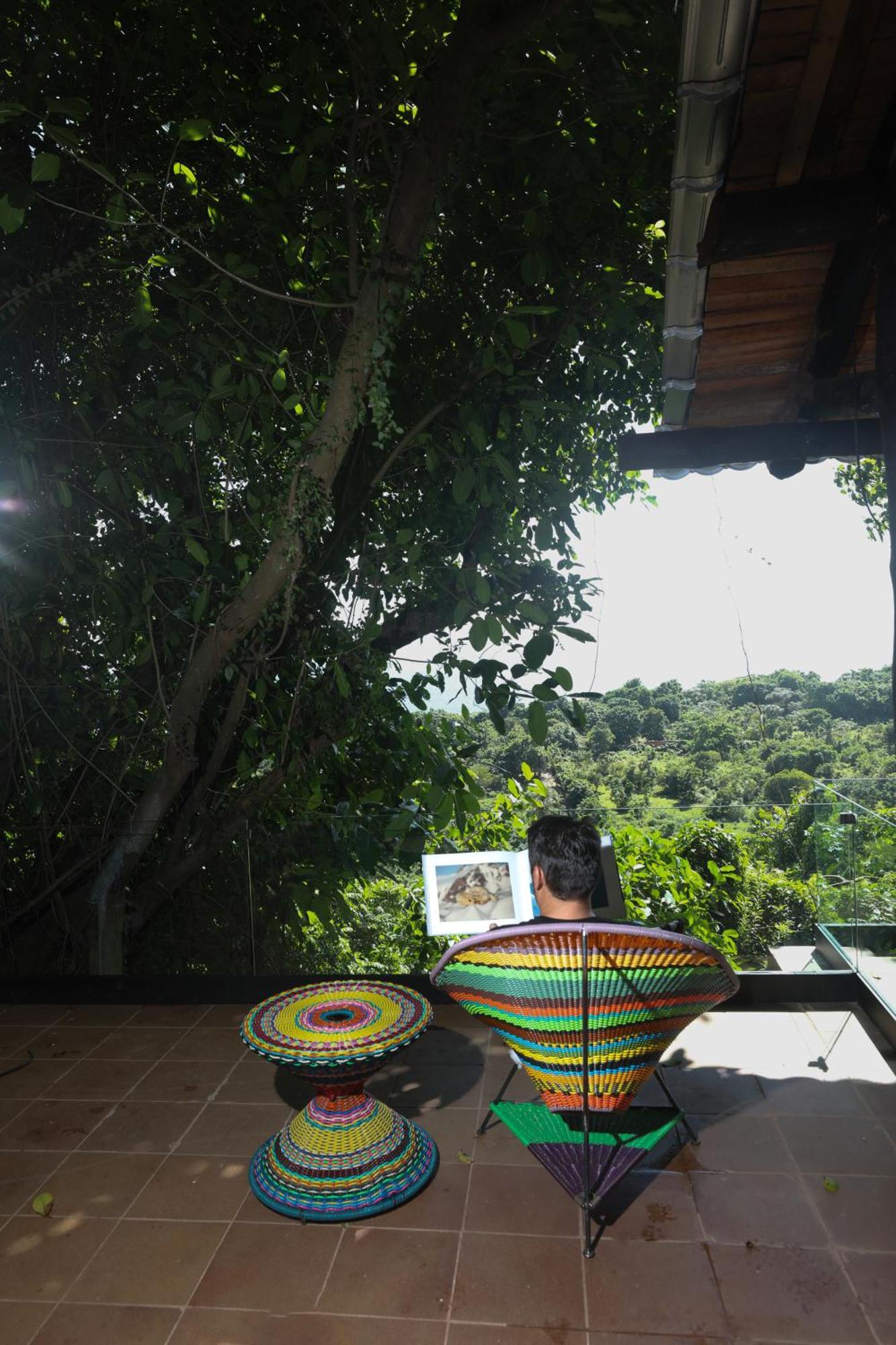 Habitación con cama grande y vistas al mar