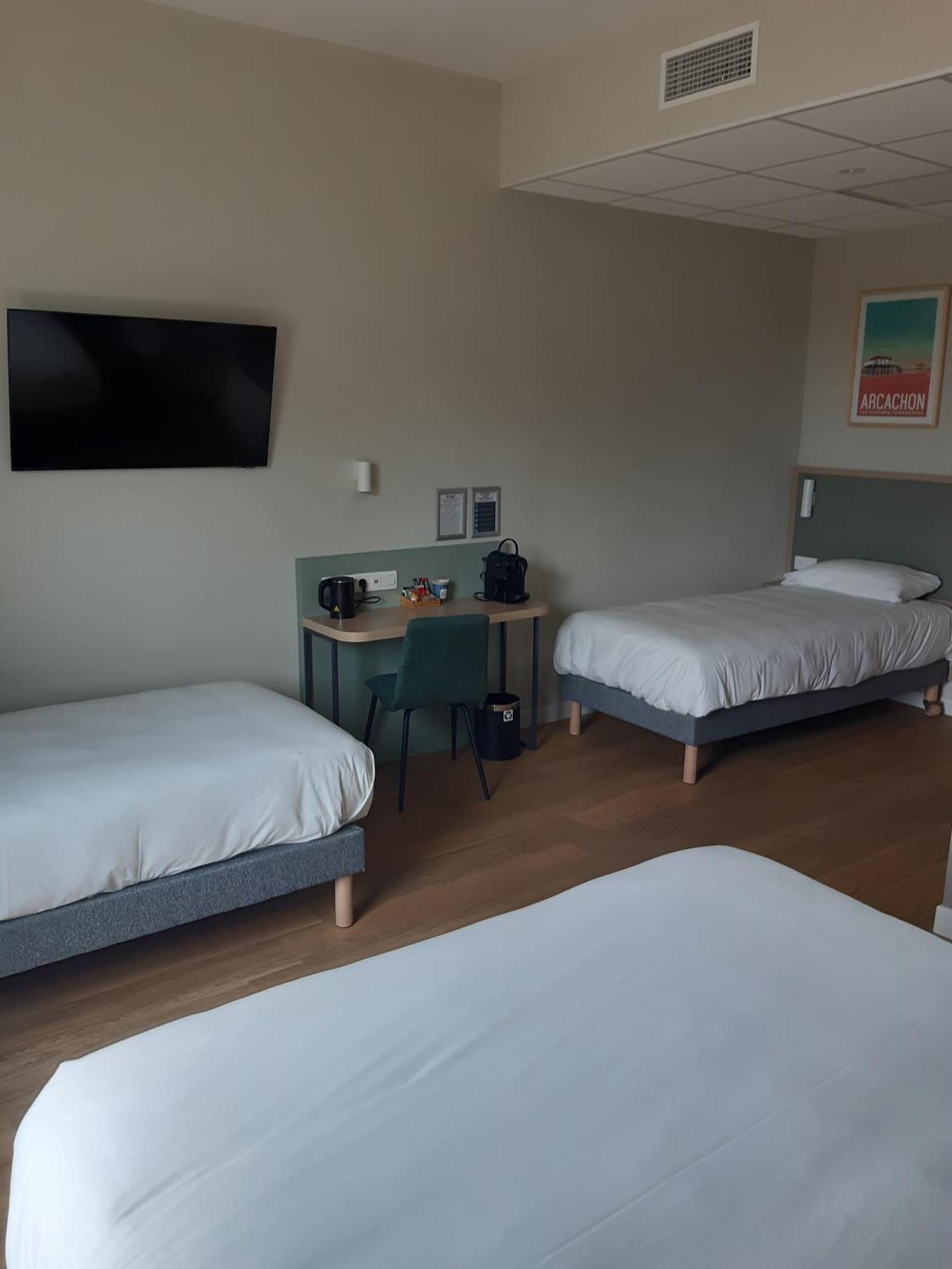 Chambre Familiale Supérieure avec Lit Queen-Size et 2 Lits Simples