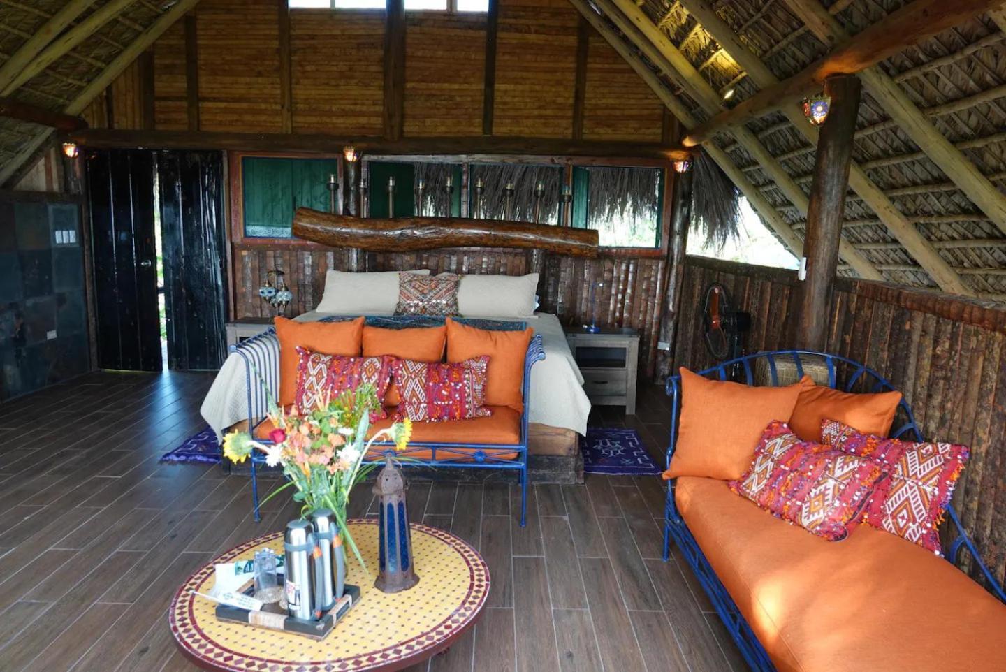 Habitación con cama extragrande y vistas al mar