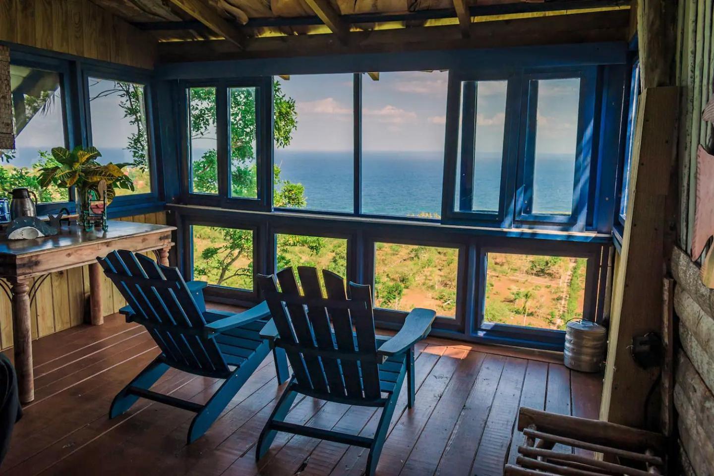 Habitación con cama grande y vistas al mar