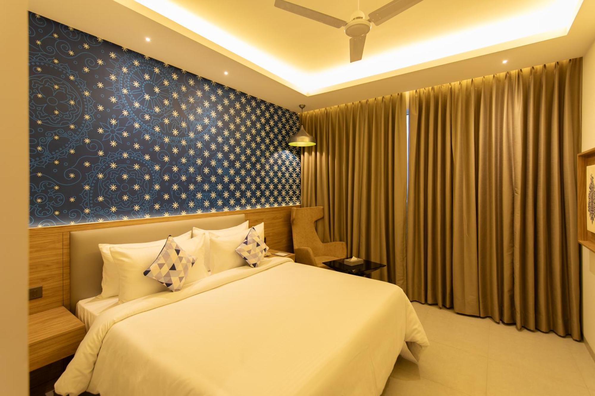 Executive Suite with Free Meal Upgrade, 2 pints of beer per night, 4 pcs of laundry and minibar