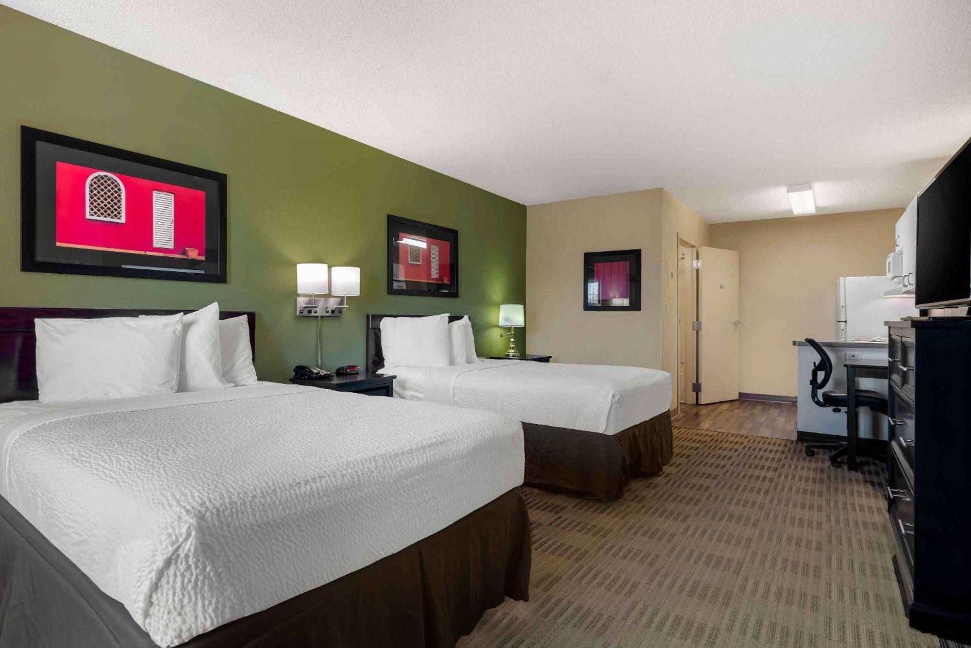 1 King Bed | Non-Smoking, Kitchen, Shower
