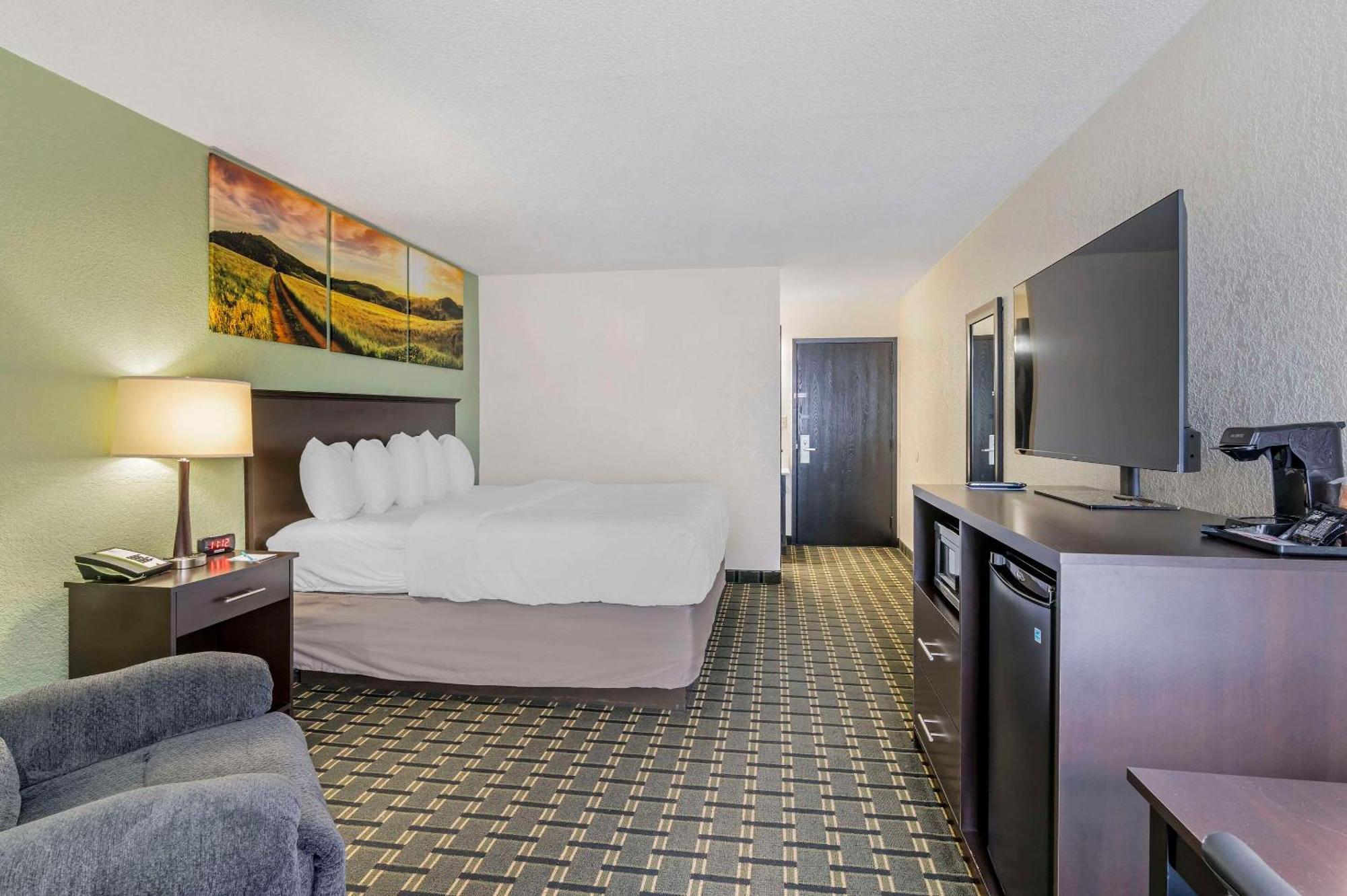 King Room - Non Smoking/Interior Hall