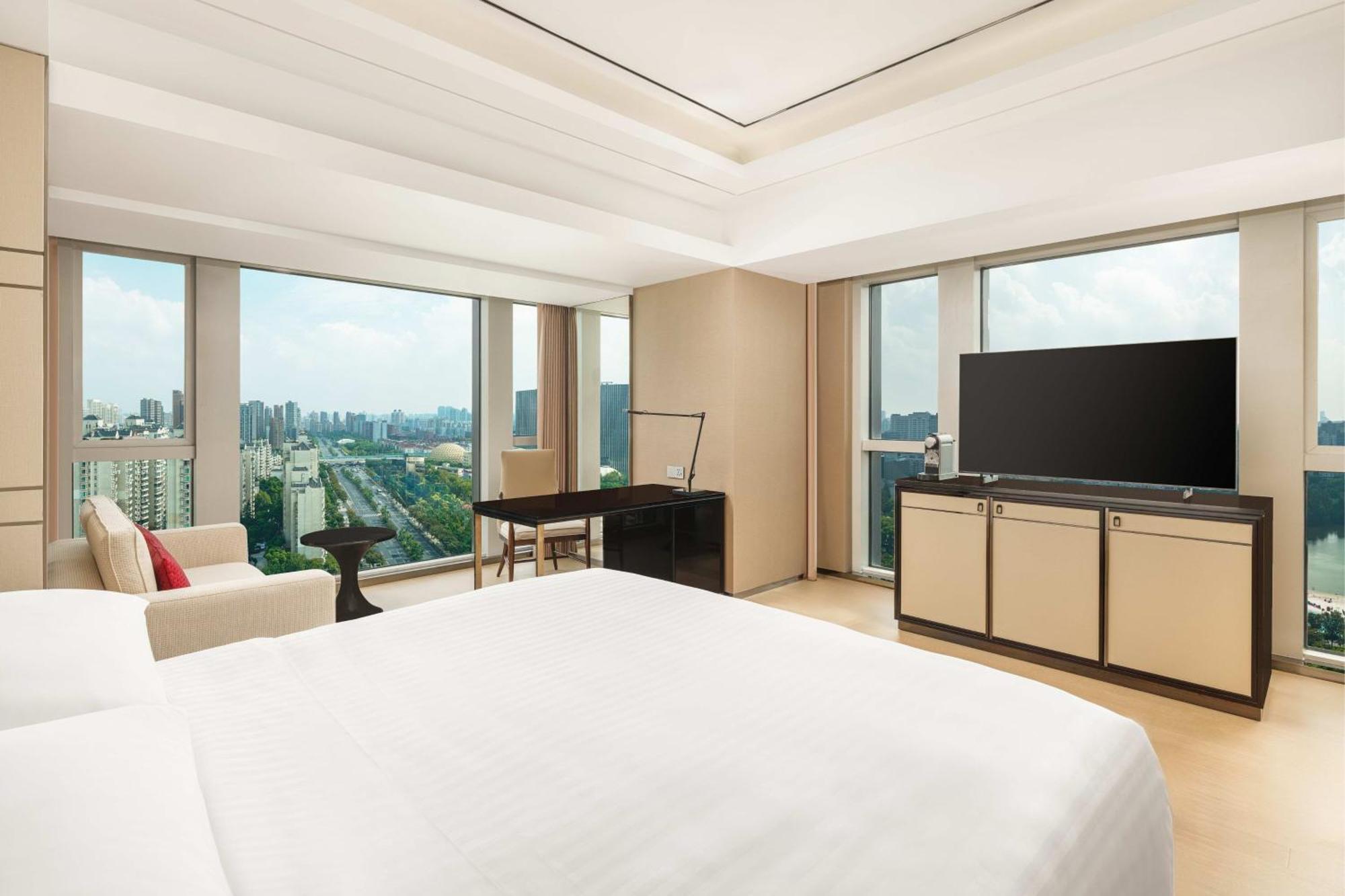 Corner King Room - Executive Lounge Access
