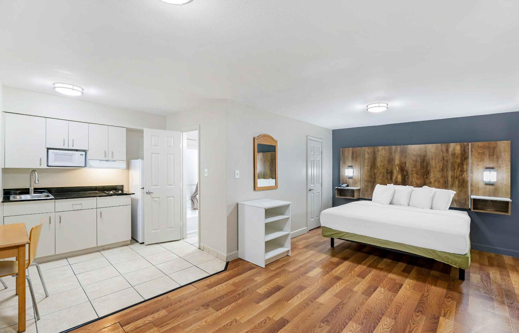 Studio with 1 King Bed - Non-Smoking