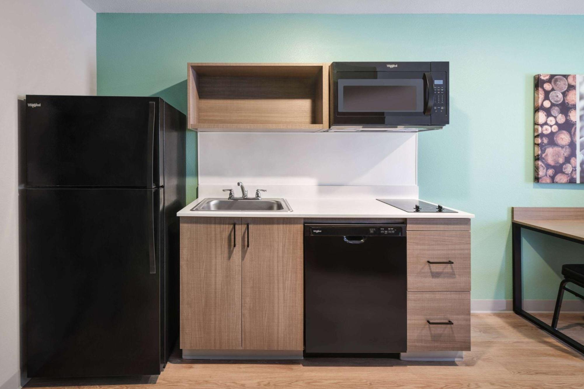 Queen Suite with Dishwasher - Non-Smoking