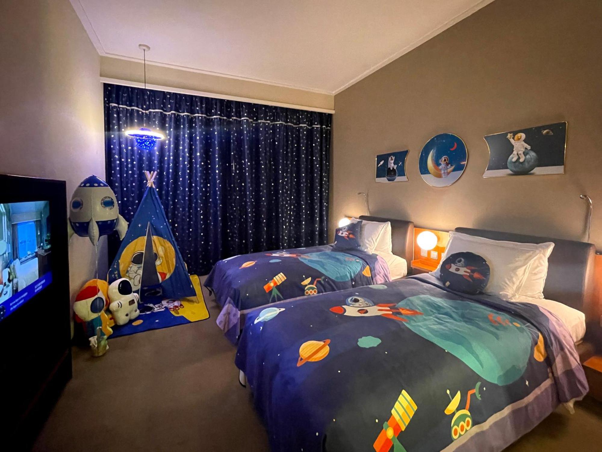 Family Room Queen Bed Two Single Beds