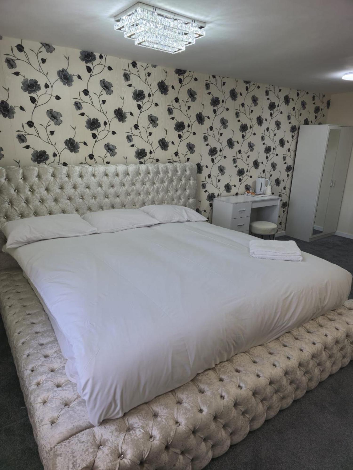 Executive Room - Four Poster Bed