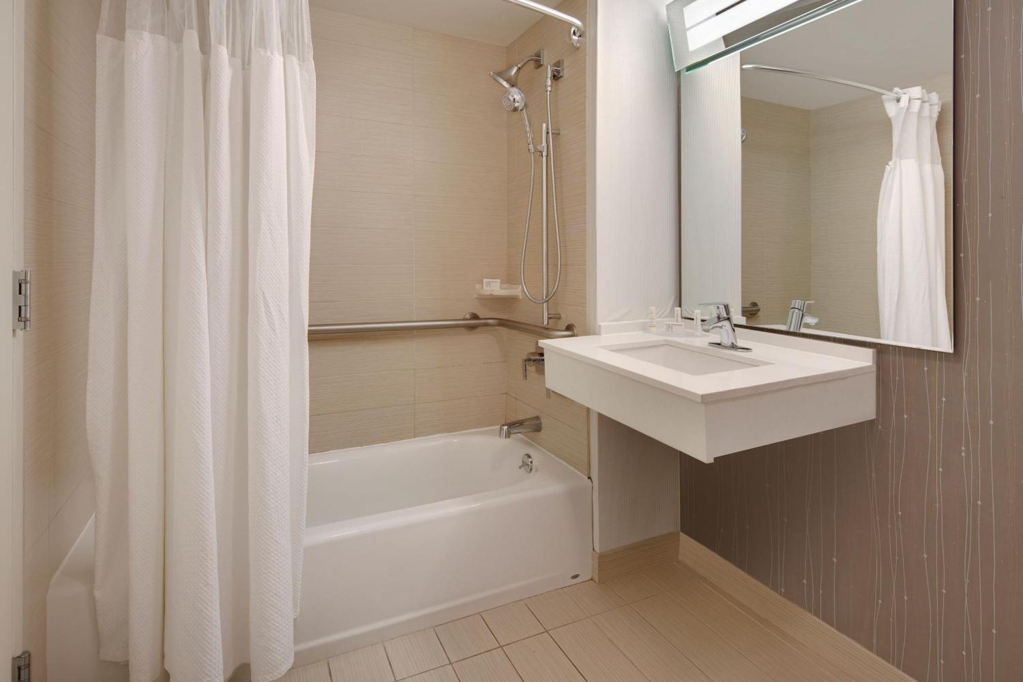 Suite con cama extragrande y sofá cama