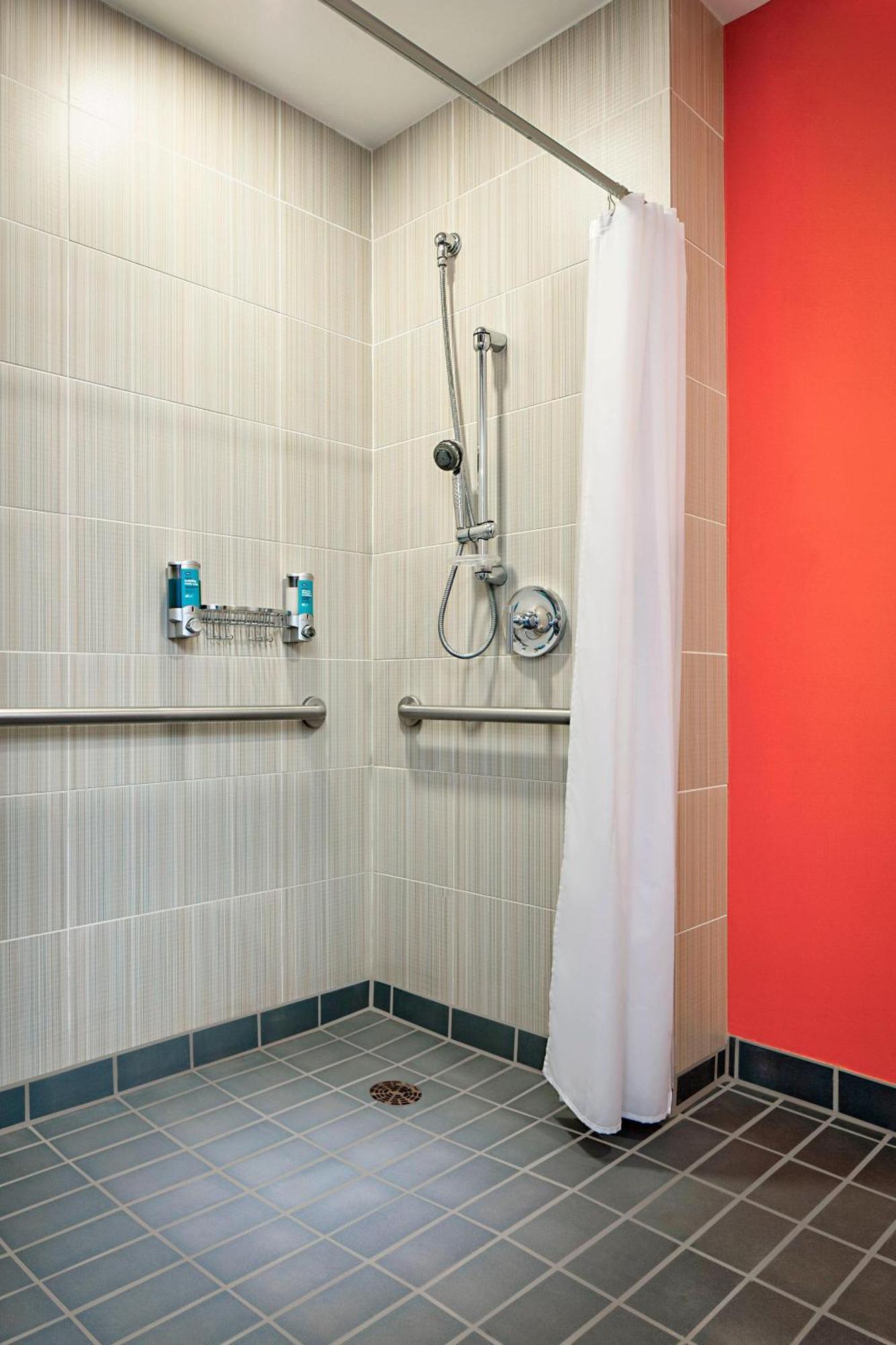 Habitación adaptada para personas con movilidad reducida/discapacidad auditiva con ducha accesible en silla de ruedas - Cama extragrande