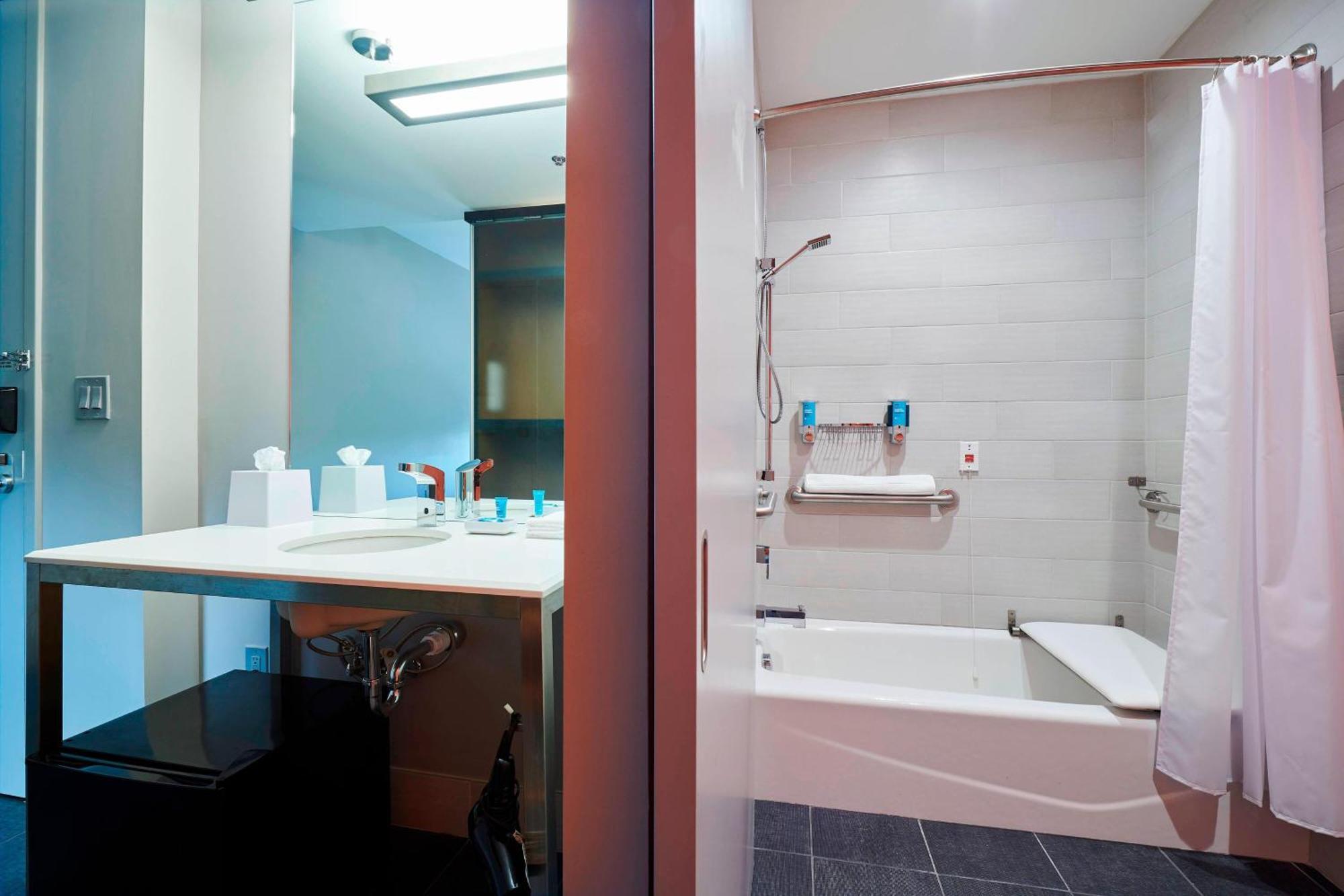Aloft, Guest room, 1 King