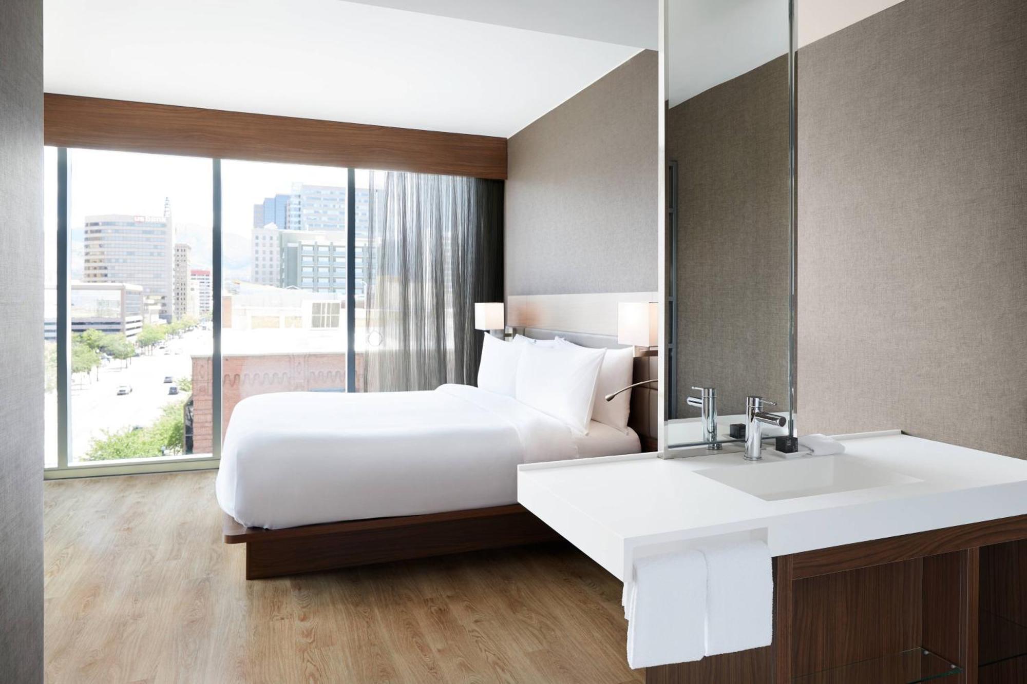 Kamer met Kingsize Bed en Uitzicht op de Stad