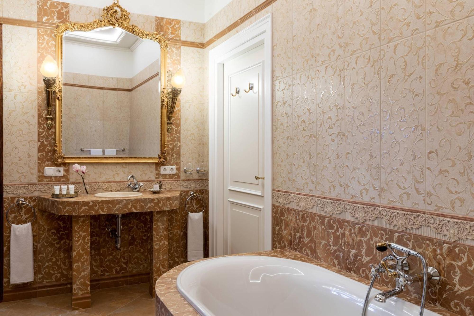 One-Bedroom King Suite