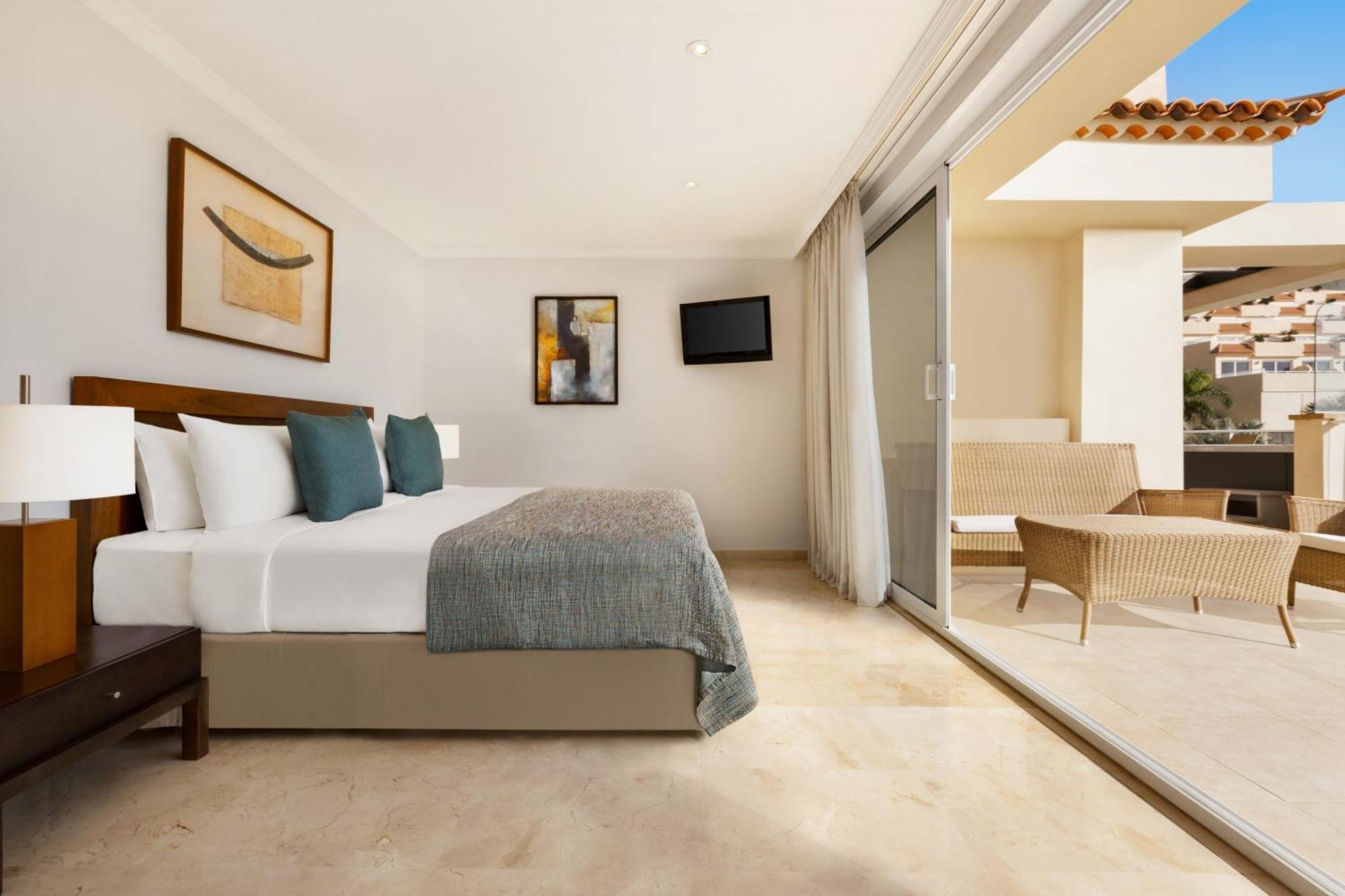 Superior Three-Bedroom Apartment with Hot Tub and Ocean View,1631635998:JPEG