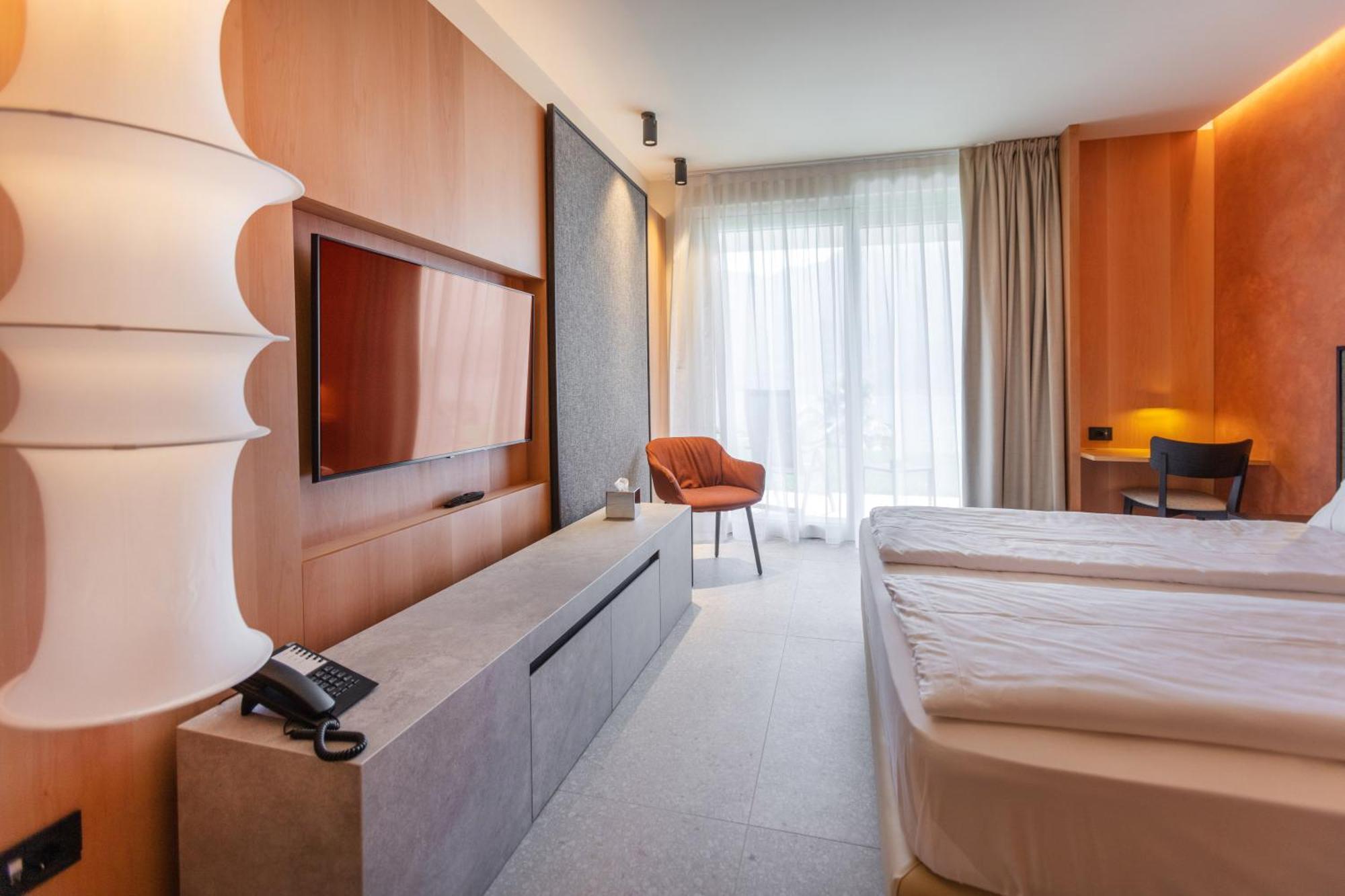 Superior Double Room with Balcony and Lake View