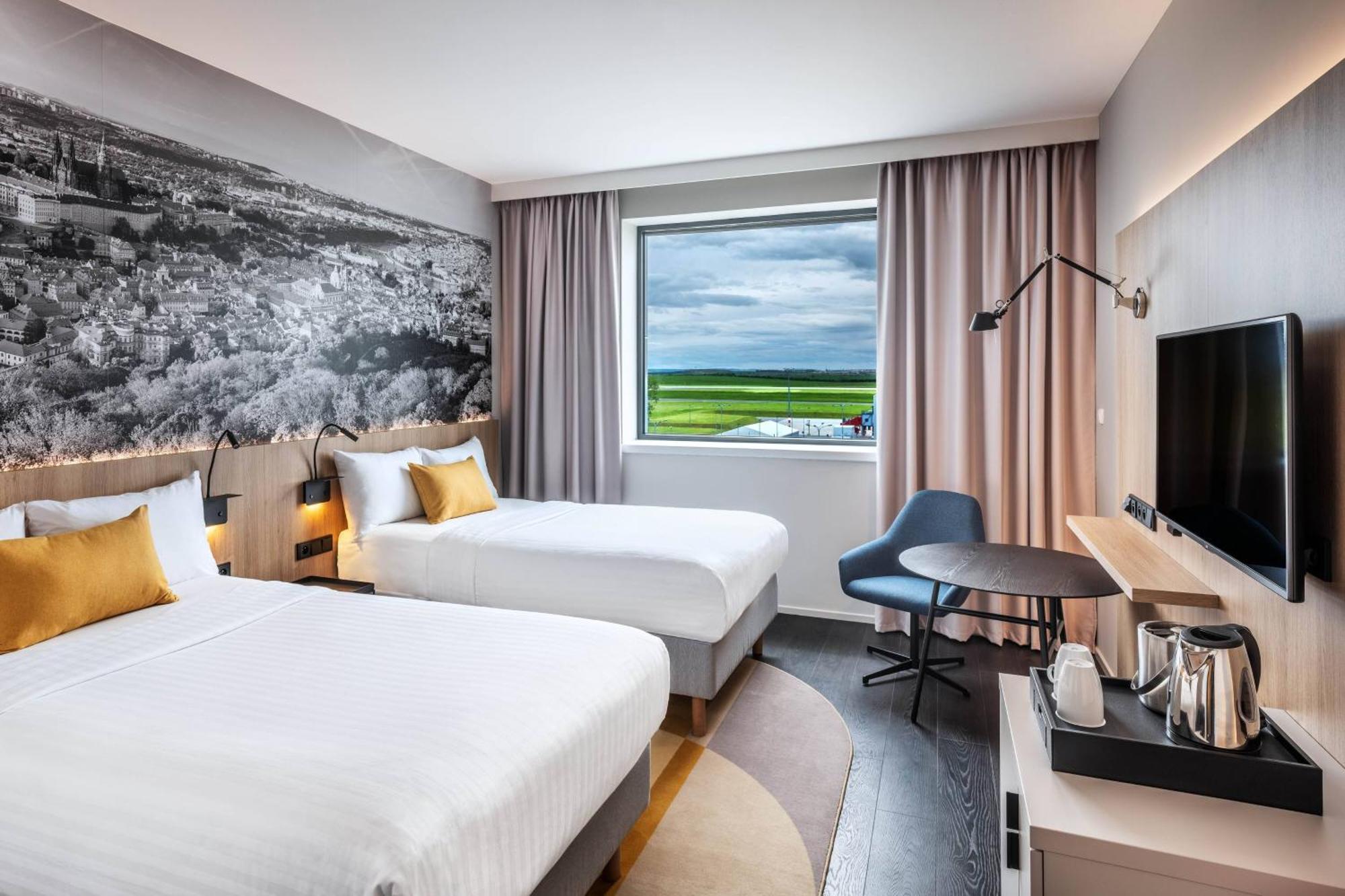 Twin Room Runway View,1632212324:JPEG
