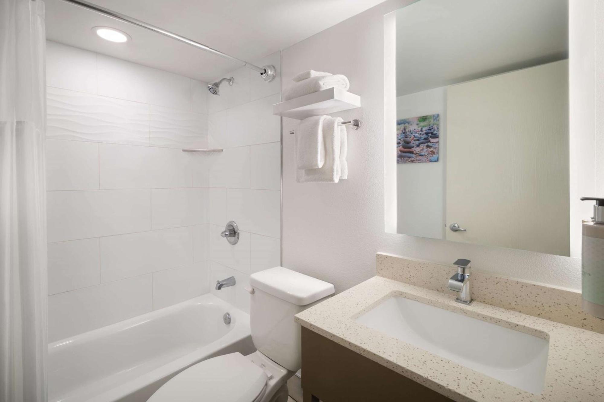 King Room with Balcony - Upper Floor/Non-Smoking