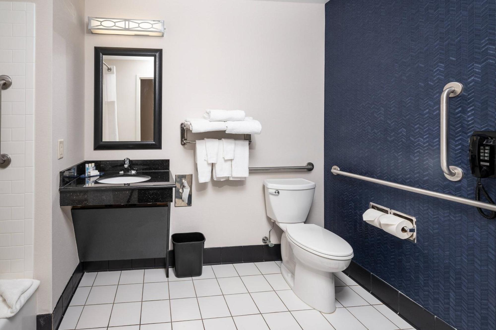 Queen Room with Two Queen Beds - Hearing Accessible