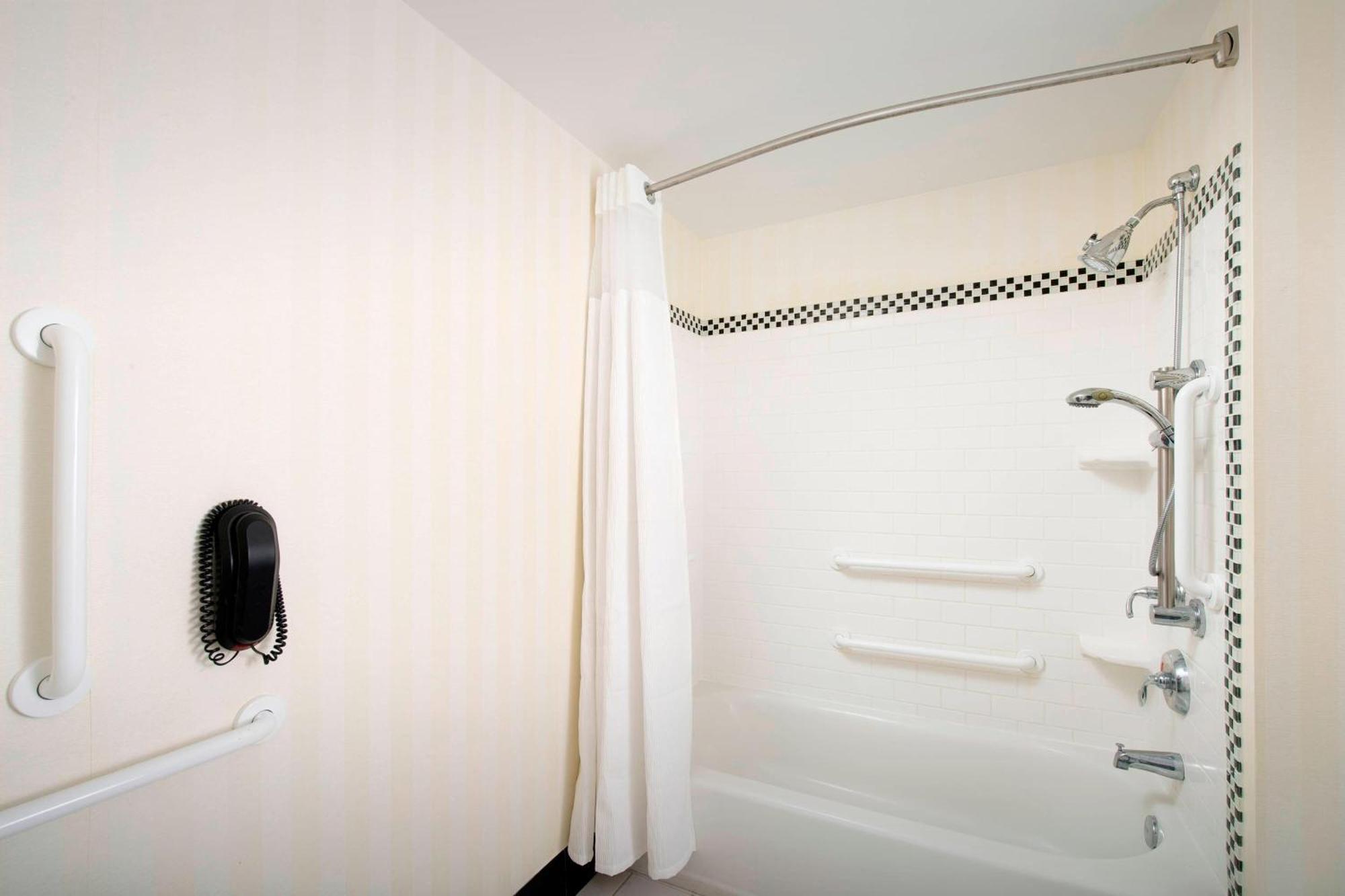 Quarto com Cama King-size - Acessível para Hóspedes com Capacidade Auditiva Reduzida