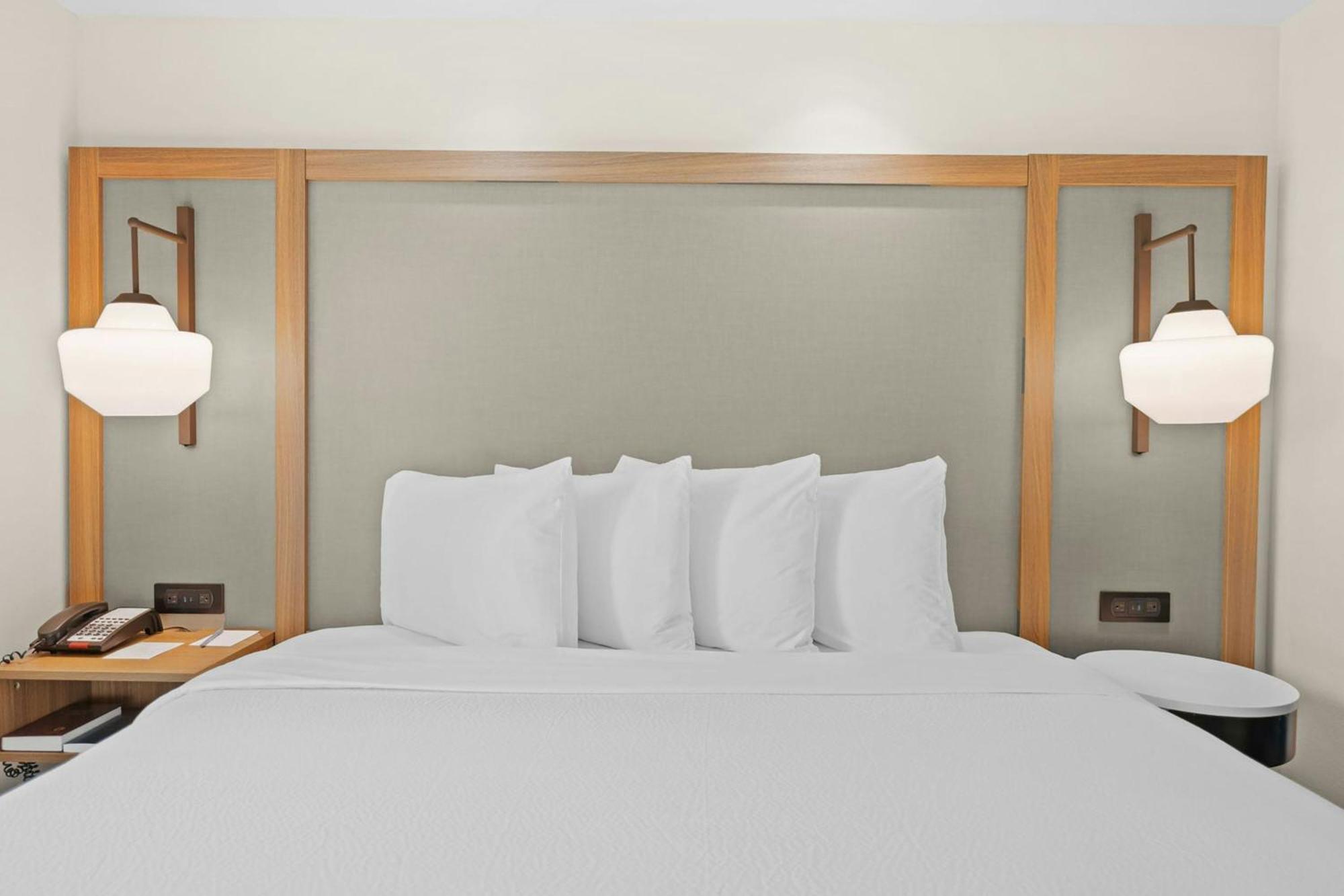 Habitación adaptada para personas de movilidad reducida con cama extragrande y ducha a ras de suelo