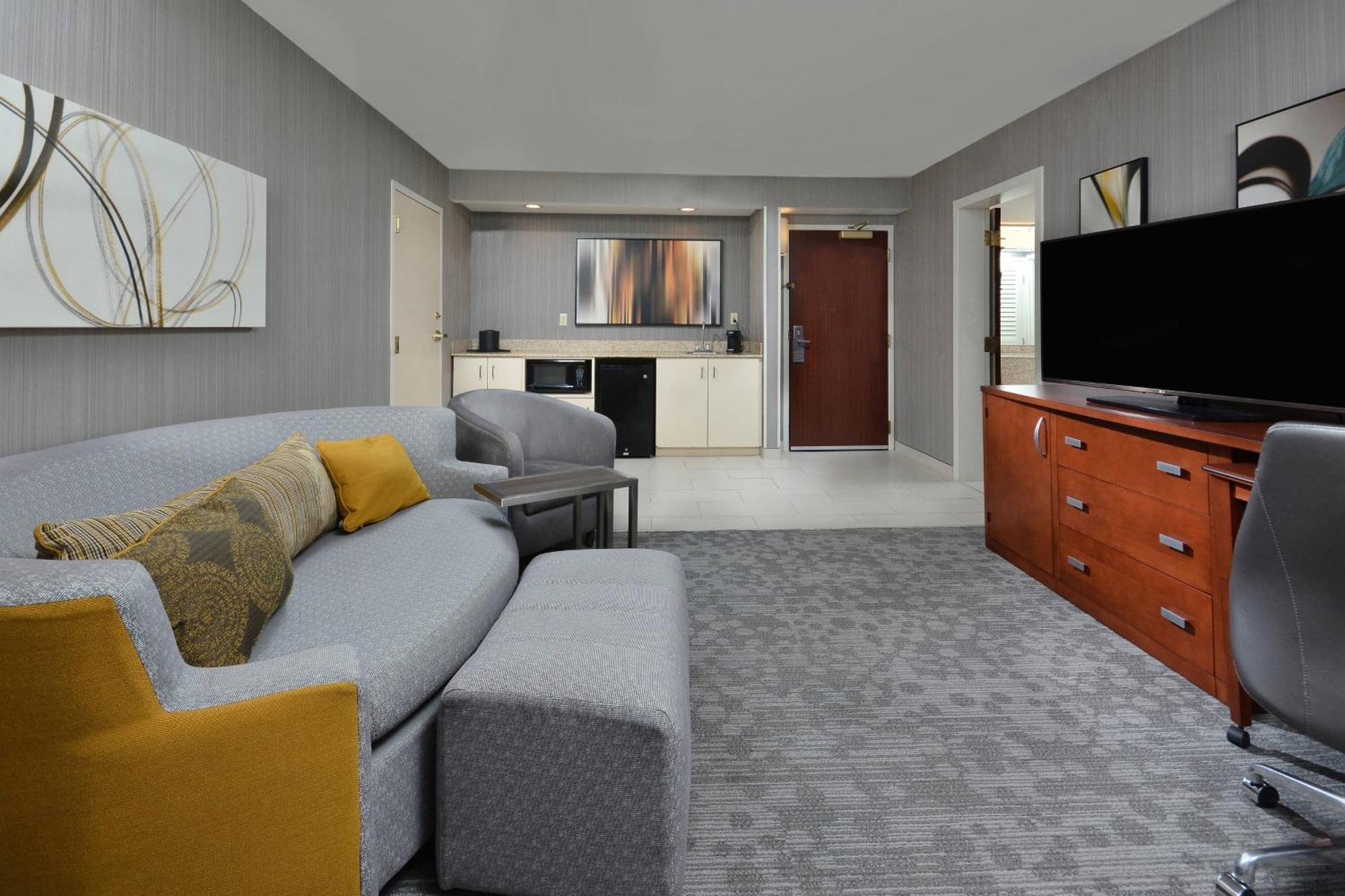 One-Bedroom King Suite Sofa Bed,1632224486:JPEG