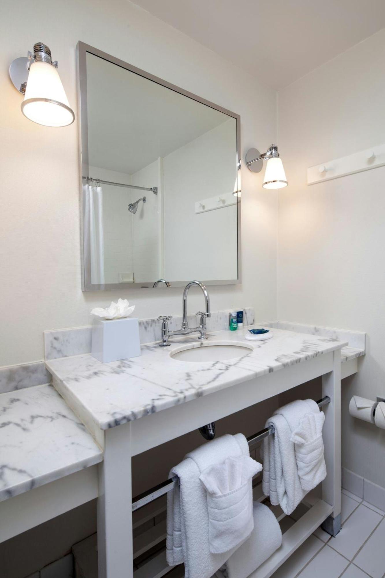 Guest Room, 1 King,1632225840:JPEG