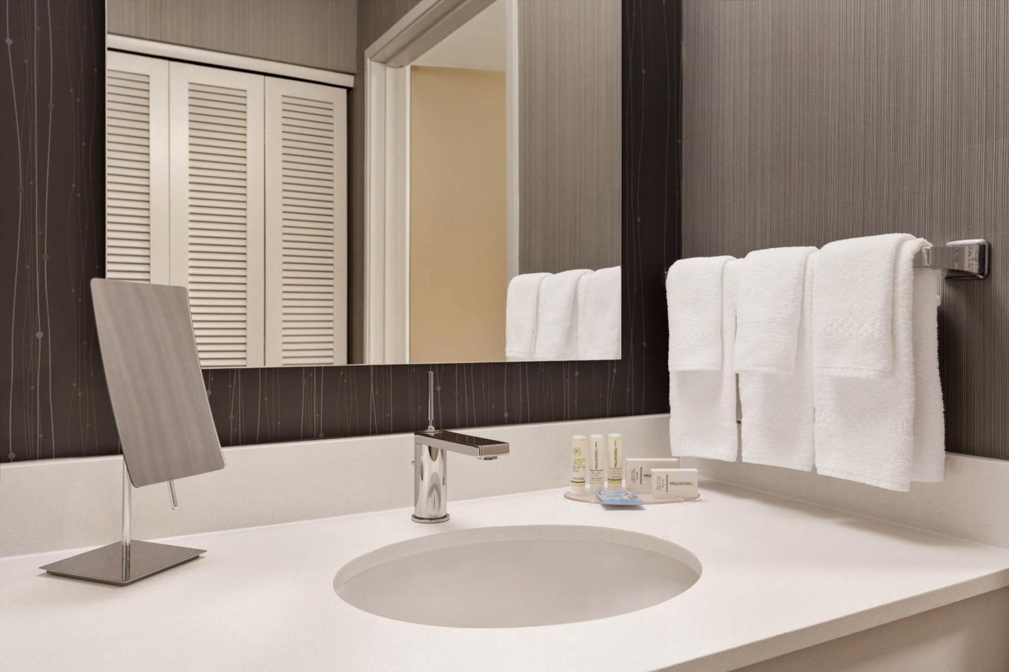 King Room with Bathtub - Mobility Access