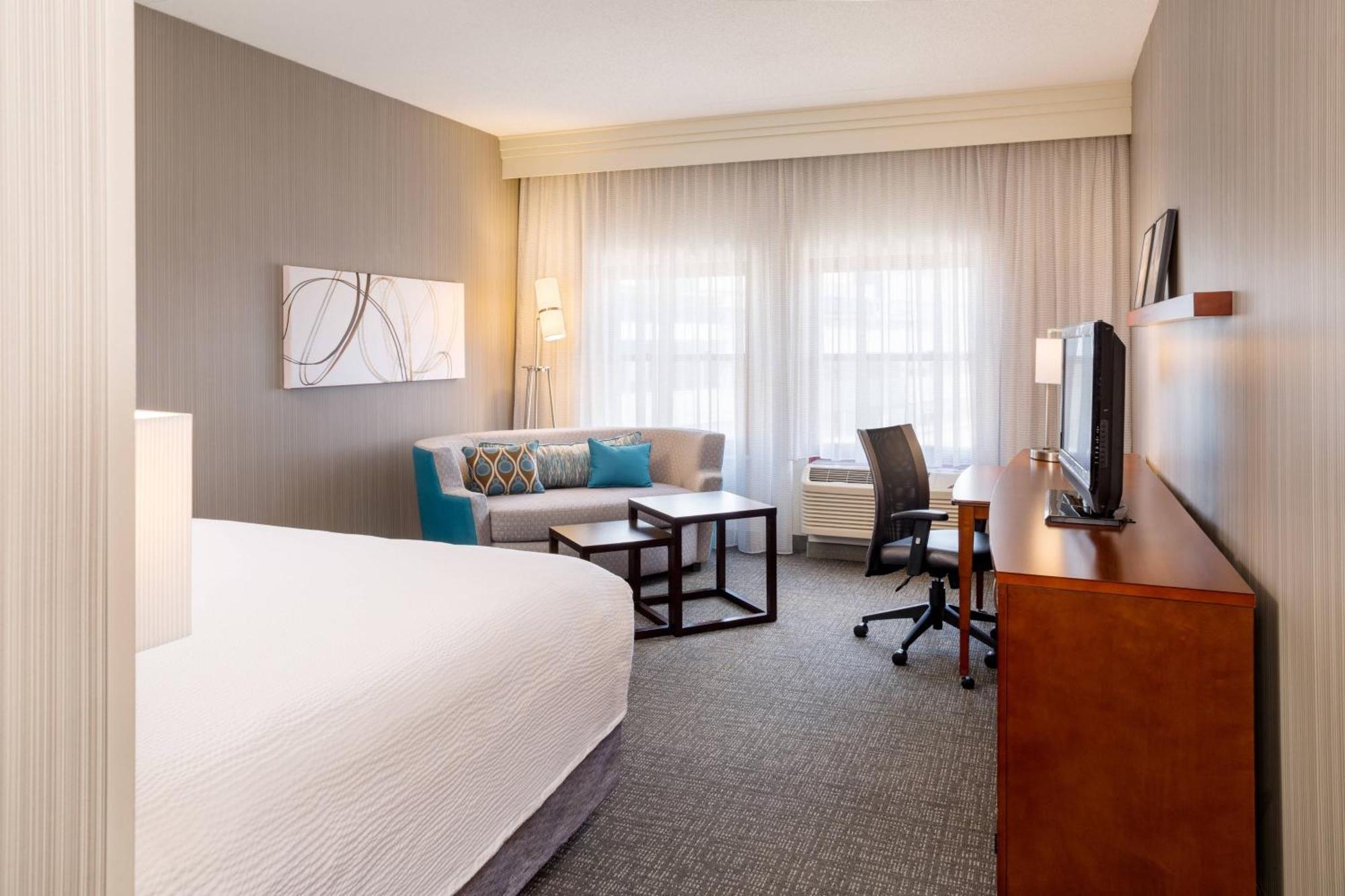 King Room with River View and Roll-In Shower - Mobility Access/Hearing Accessible